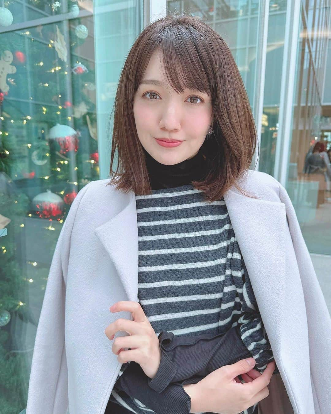 赤松麻里菜さんのインスタグラム写真 - (赤松麻里菜Instagram)「今年最後の美容院💇‍♀️❄️ 自分的には結構ばっさり✂︎✨ 樋山さんのカットはこの絶妙な長さでもしっかりまとまって、ほんと毎回感動する🥺 巻かなくても良い感じだから、コテ使うの月1ぐらいになった😂♡ カラーも今回も好き過ぎる…艶感のある素敵な色🌰✨ 今年も親娘でお世話になり本当にありがとうございました👩‍👧🙏✨ @shun_0824  #ヘアカット #冬カラー #ママヘア #女の子ママ #姉妹ママ #2人育児 #2歳差育児 #3歳差育児 #ママライフ #育休 #育休中 #育休中の過ごし方 #赤ちゃんのいる生活 #赤ちゃんのいる暮らし #骨格ウェーブ #骨格ウェーブコーデ #ママコーデ #イエベ #イエベ春」12月28日 23時15分 - marigram0726