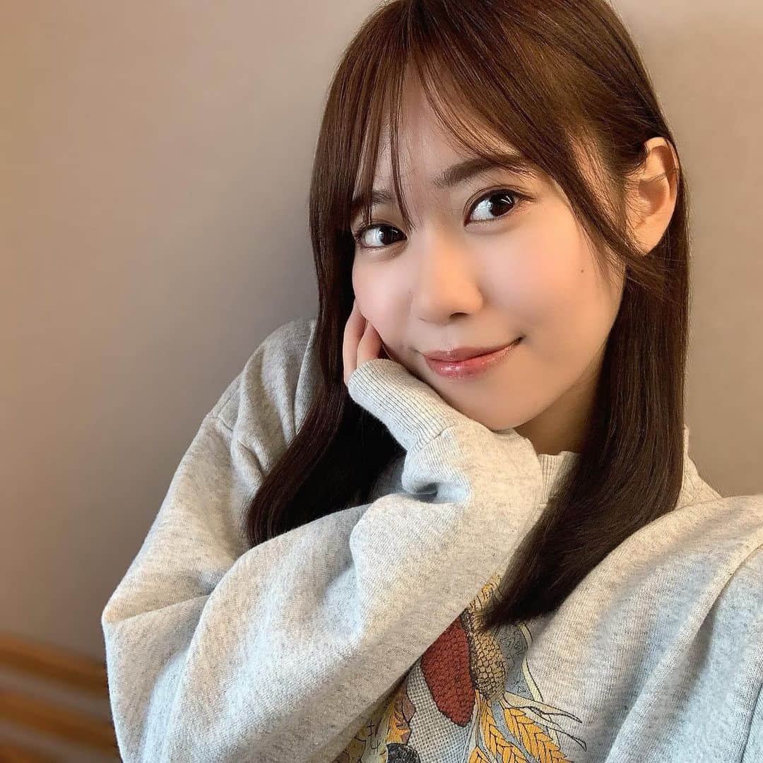 のインスタグラム：「♪  『伊達さゆりの伊達にラジオやってません！！！』🌷🌷 2022年最後の放送 本当にありがとうございました！！  少し伊達ラジについてお話😌  伊達ラジを一度でも聴いてくださったみなさんに 改めて、ありがとうとお伝えしたいです🙇‍♀️ 送って下さるお便りも、 全部読ませていただいています。✉️  水曜日の21時半、みなさん何をされている時に 伊達ラジを聴いて下さってるのかな〜💭とか、 アーカイブで聴いて下さる方は、 どういう時にどういったタイミングで 再生して頂いてるのかな〜💭とか、 私一人だけテンション高くないかな？笑 笑いすぎかな？とか！笑  収録終わりや放送後に特に 一人でめっちゃ考えちゃいます。😌  伊達ラジの収録は本当に楽しくって、 スタッフさん方も本当に面白くお優しい方ばかりで☺️ (一緒にポケモン診断したり！笑)  このラジオをきっかけに、 沢山のご縁をいただいたり。 素敵な経験ばかりさせていただいて、本当に感謝の気持ちでいでいっぱいです！  自分ってこういう人です！！の更新を伊達ラジでは常にさせてもらっていて、 それをみなさんに聴いていただくのは少し恥ずかしい事でもあるのですが、 みなさんのおかげで、そこに楽しさやワクワクがプラスされて お話ができています！☺️ みなさんがして下さる反応だったり、メッセージにとても元気を頂いています！ ハッピーも、やはり常日頃から 「師範からみなさんへ」を心がけてはいますが、、笑 私の方がみなさんから沢山頂いています😭✨ 本当にありがとうございます🥲  2023年も、よりハッピーに みなさんとなれたらなぁと思います。☺️  年内ラストは湿気にやられた前髪でお届けしましたっ🥰  2023年の伊達ラジも、 どうぞよろしくお願いいたします！！  読んでくれてありがとうー！！！  #伊達ラジ #湿気 #前髪 #センブリ茶 #ずっといる」