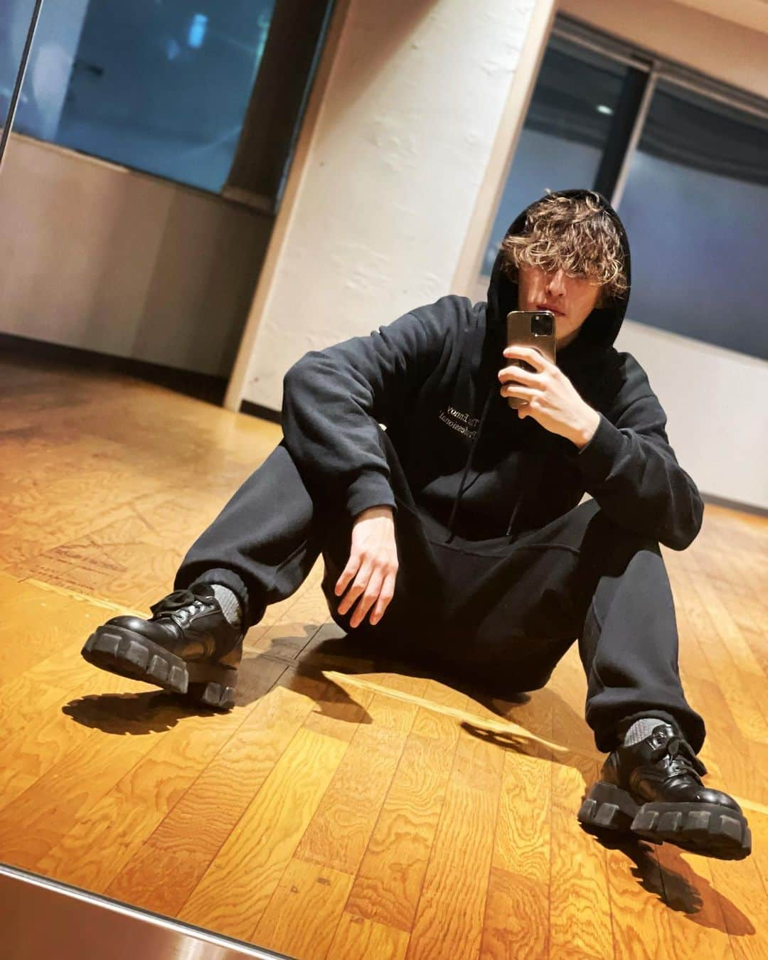 穴井隆文さんのインスタグラム写真 - (穴井隆文Instagram)「I’m done.☑️  ⁡ ⁡ 先日ゲットしたエンノイ HOODIE + SWEAT PANTS @ennoy_com  @stylistshibutsu  ⁡ あさみさん感謝です🙇‍♂️ ⁡ ⁡ 今年ももうすぐ終わりだー みんないつまで仕事？ ⁡ ⁡ #ennoy #スタイリスト私物」12月28日 23時29分 - taabow919