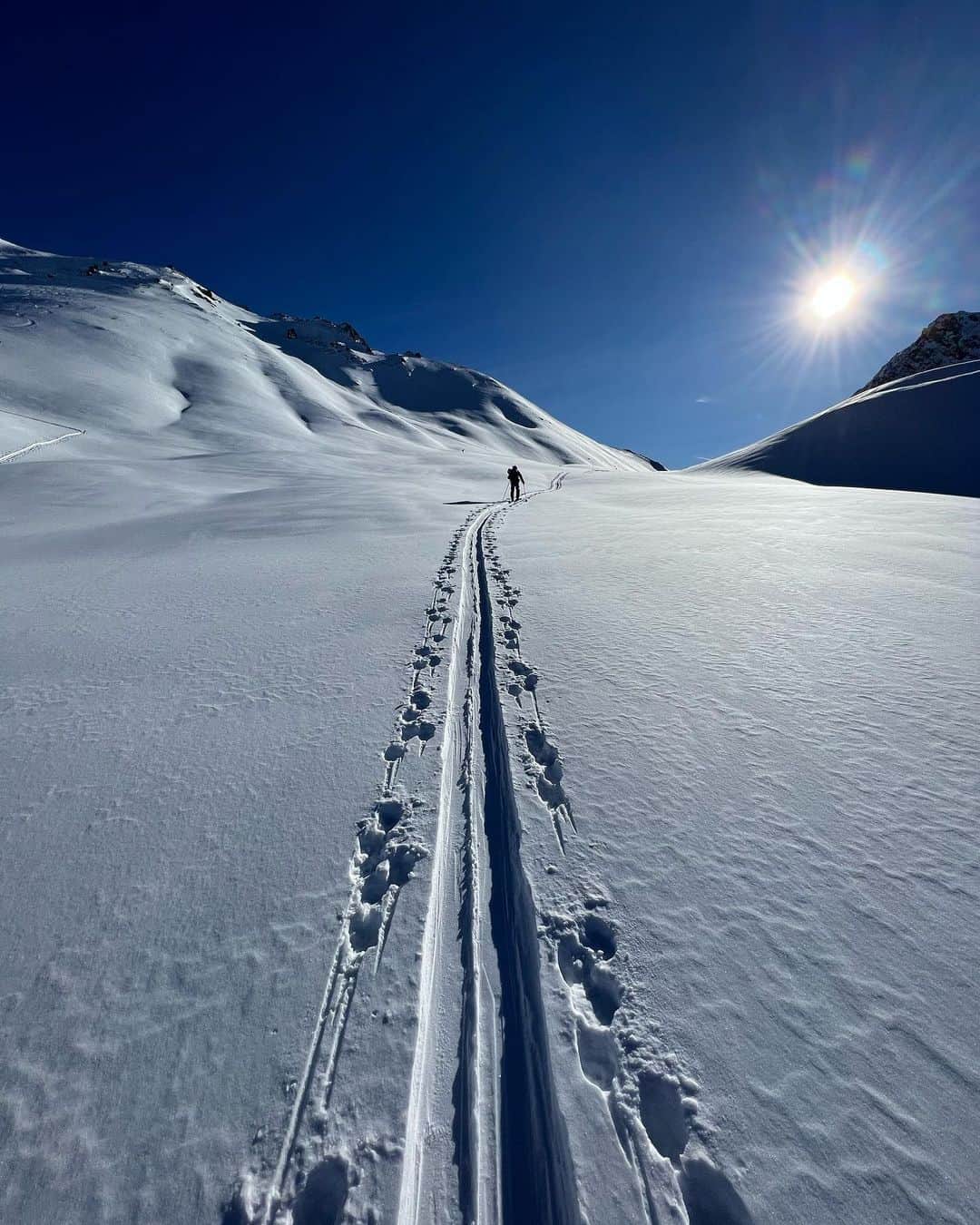 ジェームズ・ロシターのインスタグラム：「Challenge yourself, there is always another level to achieve and a reward will be waiting for you after the hard work ❄️🎿⛷️💫」