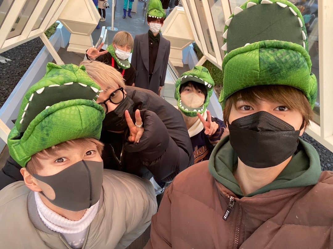 のインスタグラム：「今日は久しぶりのオフでメンバーとディズニー行って来たで❗️✨ 久しぶりすぎてディズニーオタクの血が騒いだわー☺️笑  カイとタクヤとユーキは仕事で来れなかったからまた行こうなー！」