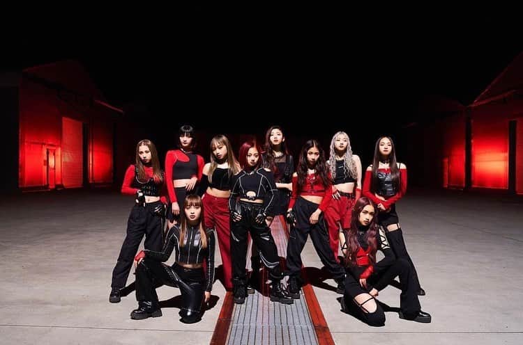 TANYのインスタグラム：「photoshoot!!!  オーディション中に モノクロの宣材フォトを撮影させてもらってから約1年。  久々にカメラを向けると ポージングや目の力強さ… 彼女たちの成長ぶりが伺えた 感慨深い撮影でした。  @iconzgirls_official」