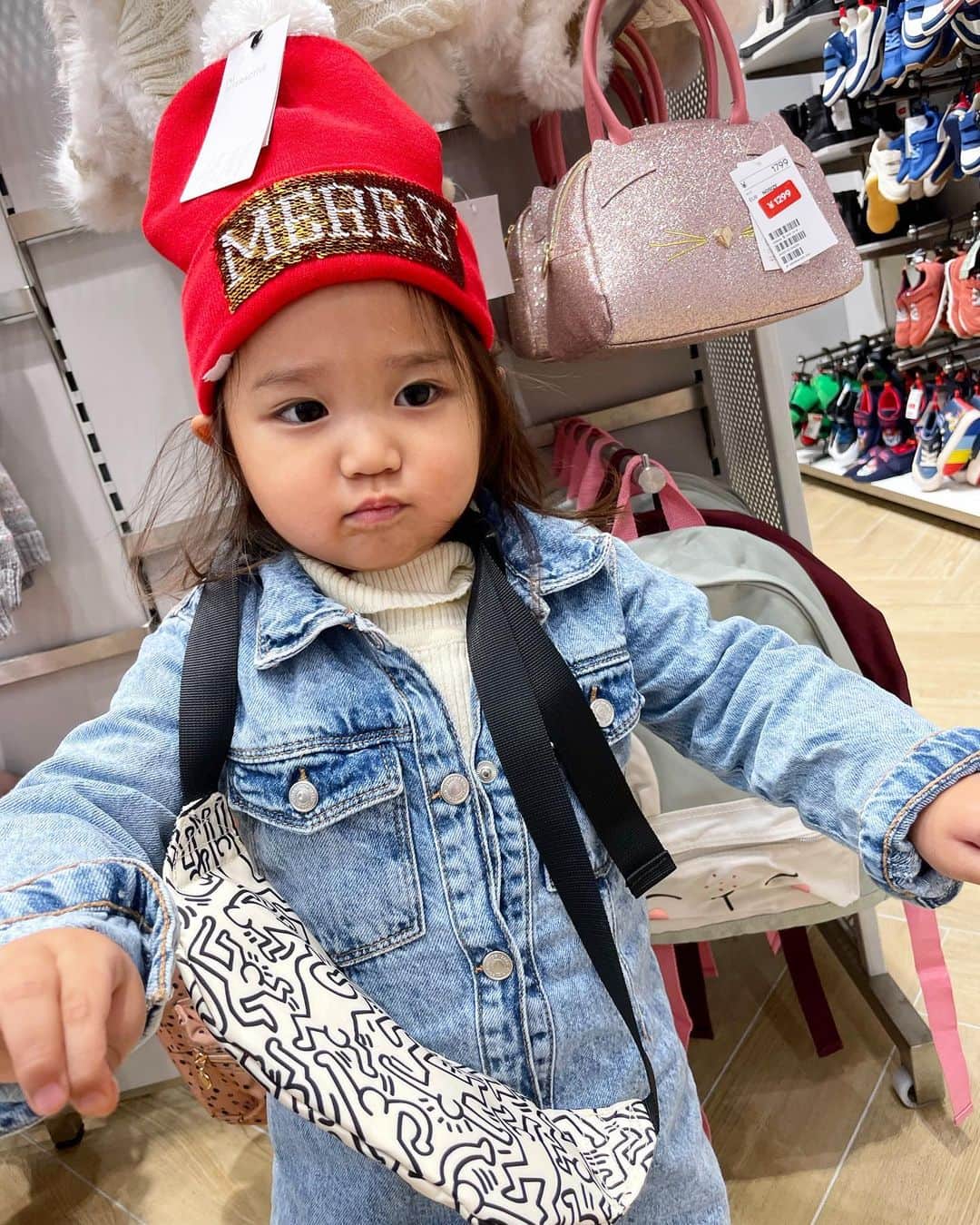 宮下美恵のインスタグラム：「#クリスマス の思い出 #2歳8ヶ月  サンタさん🎅をはじめて経験し、驚きと嬉しさのりったんでした❤️ 去年はよくわからなかったけど、今年はなんだかとても特別なのはわかった年でした☺️✨ 来年や再来年はもっともっとなんだろうね…✨  我が家には10年前から本物のサンタさんが来ます🎅✨ 長女も成人なので、ついに今年から長女はなくなり、去年からはりったんの元にも…🎁✨✨✨✨✨  本物のサンタさんだから、親の私すらもお礼すらも伝えれた事もなく… けど、初めて去年娘達連れてお会いし、 みんなでお礼が言えました☺️✨✨✨  なんの見返りもなく、人へ喜びを与える事の出来る人って、 本当に素晴らしくて、、、  私も周りへは日々そんな事を心掛けて来たつもりだけど、全然まだまだだなぁと勉強になる事が、日々人の出会いから学びが沢山ありますね☺️  #サンタさんありがとうございます🎅  #育児日記 #育児記録 #2歳#2歳のクリスマス #難病#胆道閉鎖症 #肥厚性幽門狭窄症」