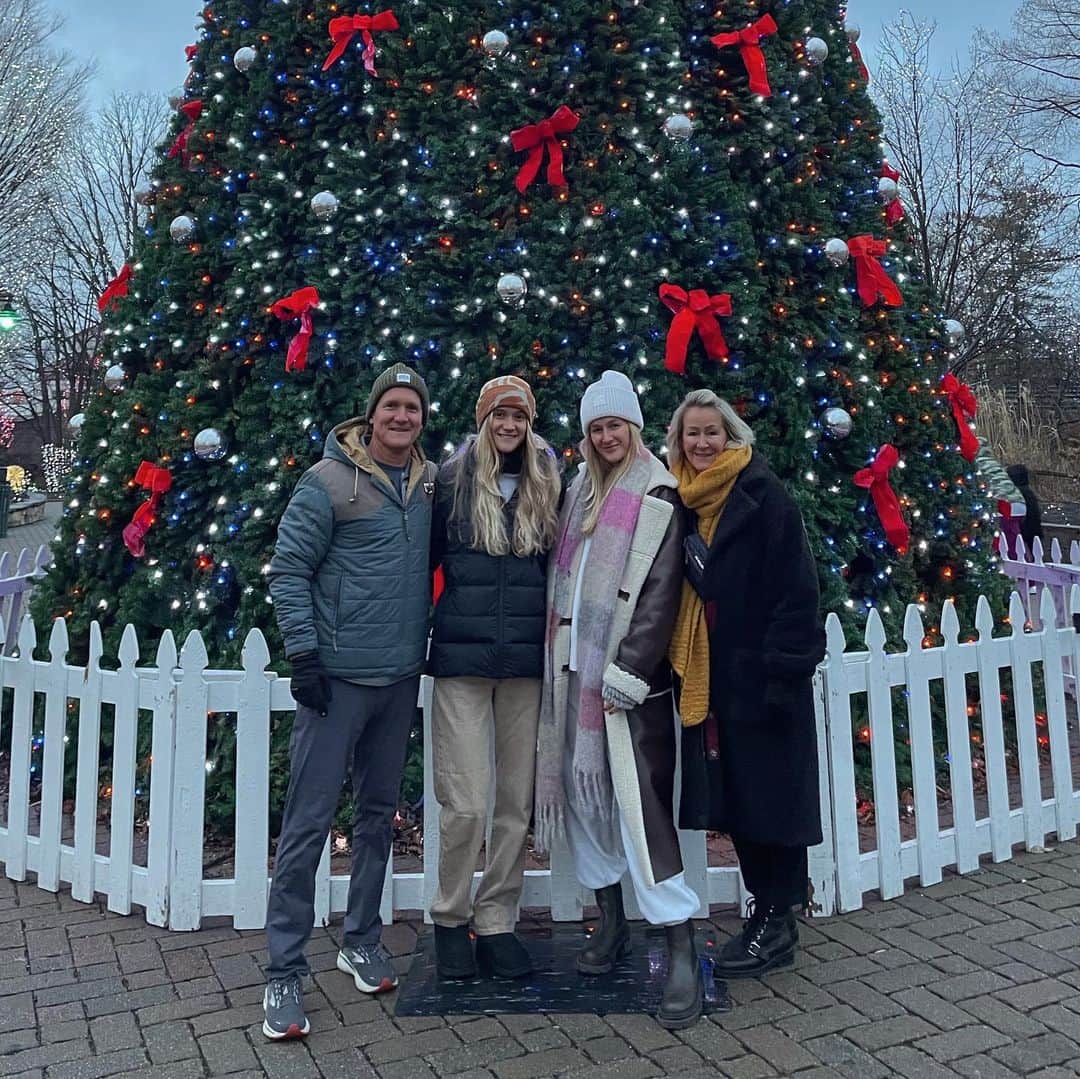 ANDIE ARTHURさんのインスタグラム写真 - (ANDIE ARTHURInstagram)「leaving cincy with a full heart 💗 a month filled with family, best friends, a bridal shower, babies, football, a white christmas, vision boards, & so much love」12月29日 9時29分 - l_lance