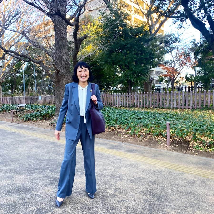 板谷由夏 のインスタグラム：「さ、さ、さ、寒いぜっ‼️ イチケイのカラス、スペシャルドラマ 撮影しております。弁護士でございます。 寒いから難しいセリフ、噛みました。 ただの言い訳どえっす 年末働くみなさま、おつかれさま！ 頑張りましょーーー‼️  #イチケイのカラス」