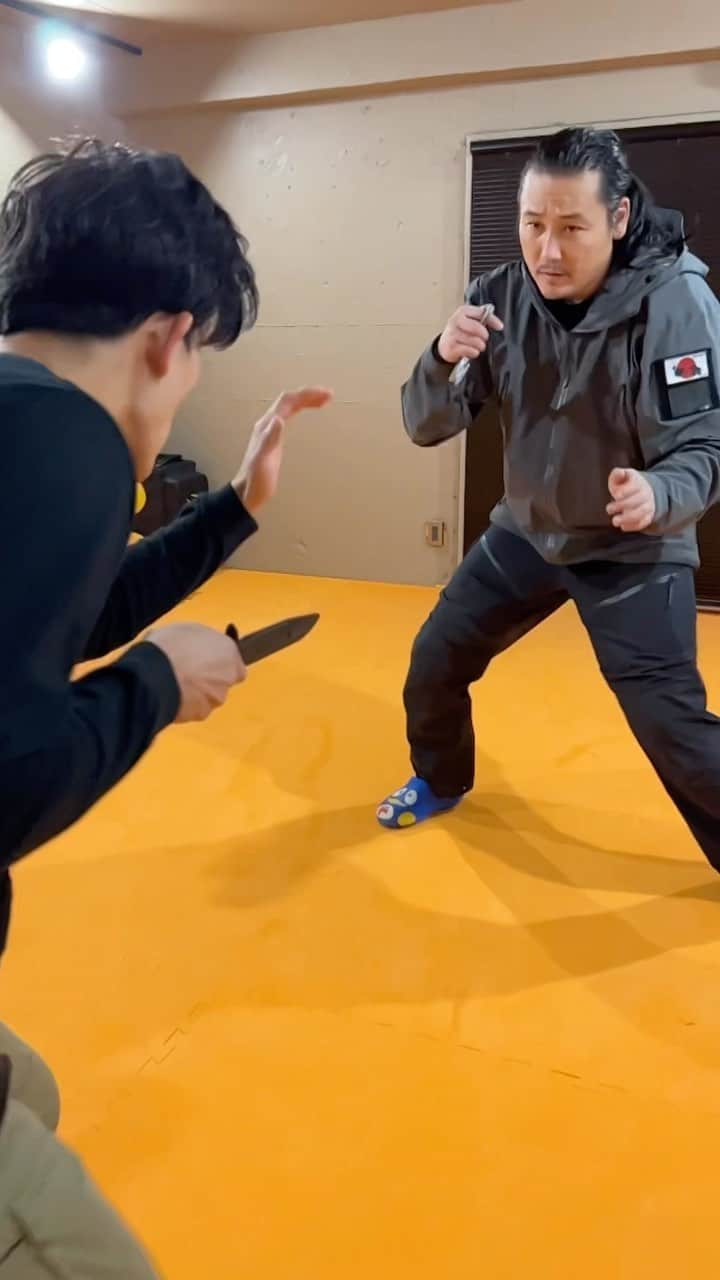 坂口拓のインスタグラム：「I’ll show you how it works in a slow motion. Knife disarming with Karambit #3  #坂口拓 #侍 #taksakaguchi #tak∴ #reborn #crazysamuraimusashi  #versus #disarm #samurai #action #actor #sakaguchitak #movie #lightningdisarm #ウェイブ #リアルアクション#realisticaction #karambit」