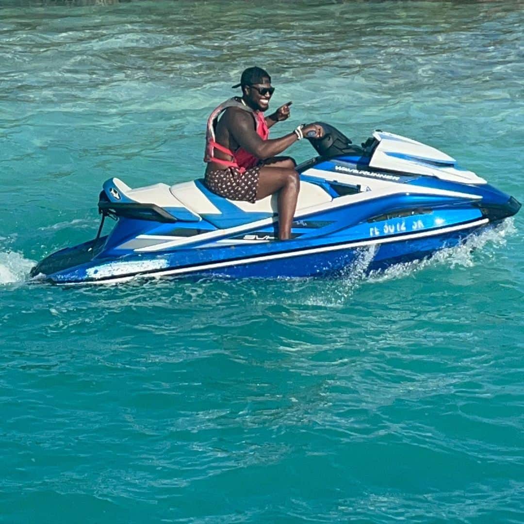ブランドン・フィリップスのインスタグラム：「🎶Why I always stay Extra-d out🤷🏾‍♂️ #WatchMeTurkItUp #MakingWebGemsInTheWater 🤣 #TheLifeOfEmil  ~b£p🌊」