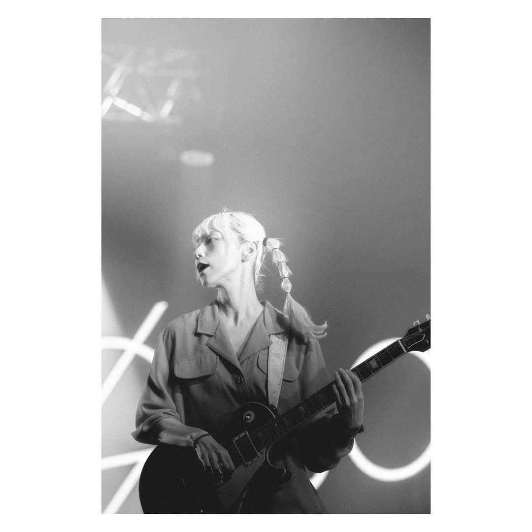 MAMIのインスタグラム：「FM802 ROCK FESTIVAL RADIO CRAZY 2022@インテックス大阪 . . 私たちのステージに来てくれたみんなありがとう〜🫶 この冬フェス、私たちを初めてみてくれる方も多くてレディクレでも新しい出会いがあったヮｮナ😍🌹🎀 是非またお会いしたい㌔💞😍💦 【※お手数、お掛けします】 . . さて次のCDJで今年のライブ納め🤸‍♂️🤸‍♂️ CDJ遊びに来る方はSCANDALちゃん観に来てくれるとうれちｨ😍🫶🫶🫶 出会うョ‼️🐥🌹✨ . . 📸 @takeshiyao」