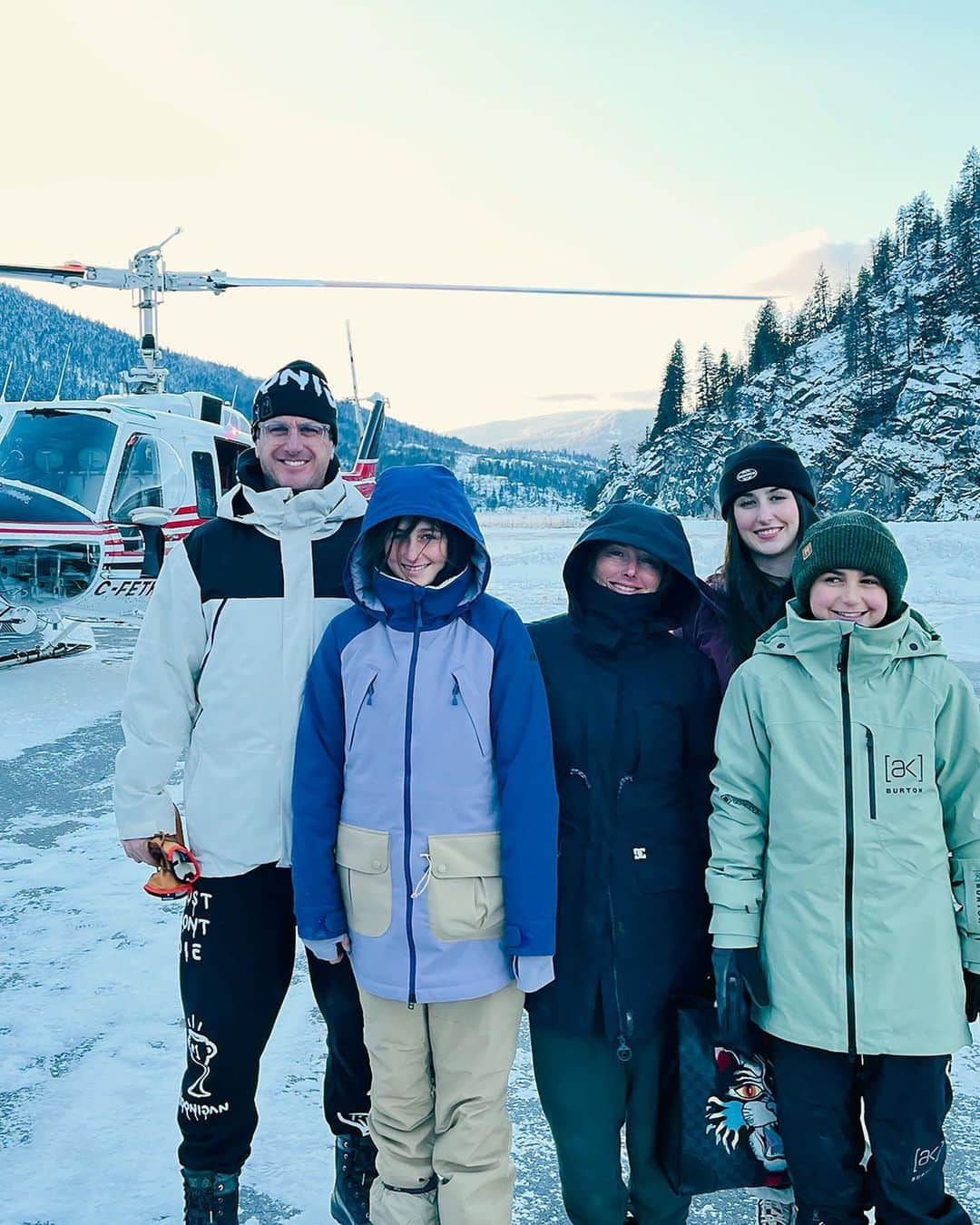 のインスタグラム：「Merry Christmas from the Blocks, from Baldface Lodge! Here’s a photo dump of some of my fav shots. From the amazing snow, to the incredible hospitality of Jeff Pensiero and his family, to watching Jamie Lynn scale the rafters to install the star on the tree, to watching my kids get better and better at shredding… it was an epic holiday trip. Hope you all had a great holiday! #shredholiday #BaldfaceLodge」