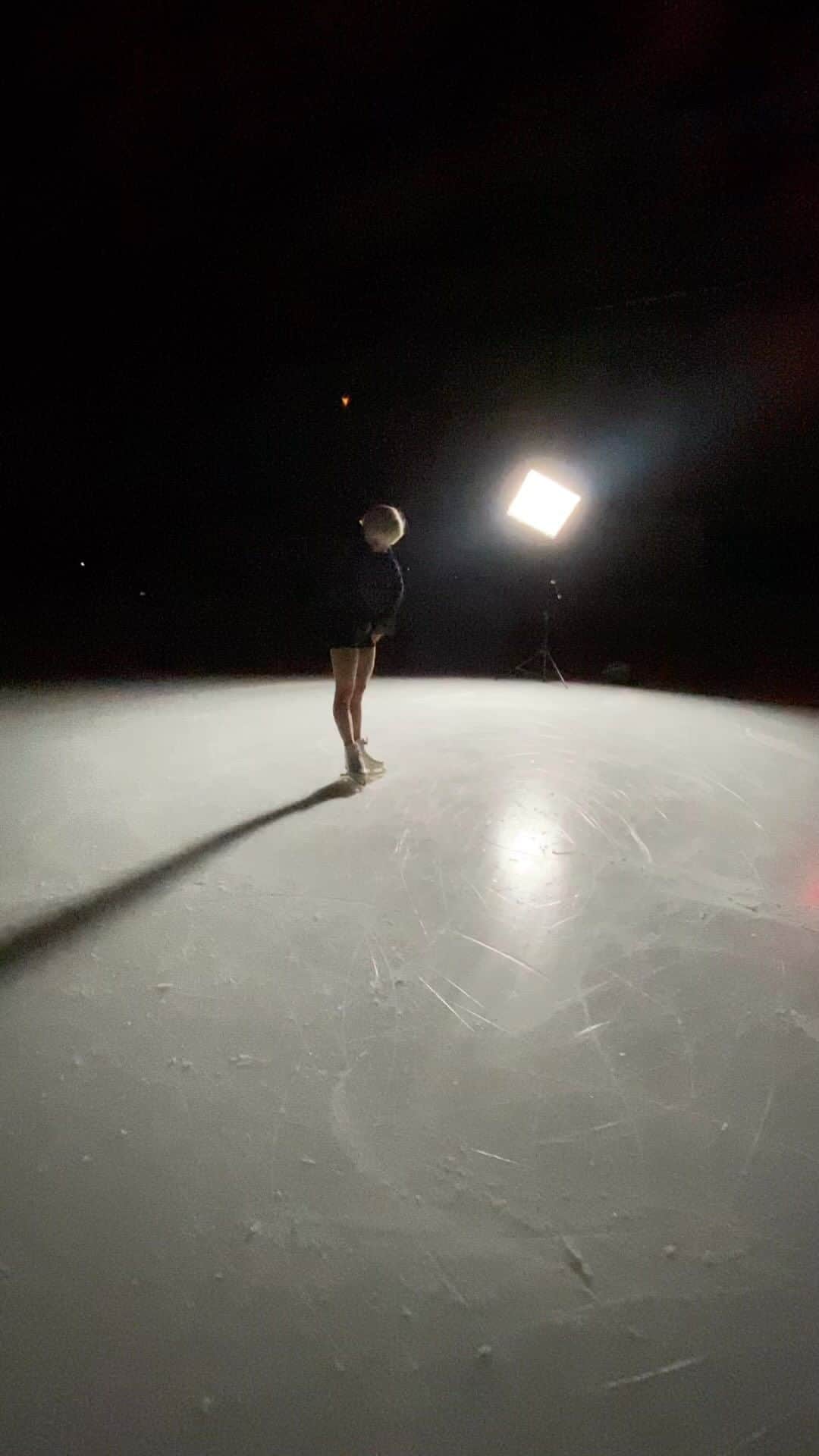 アリオナ・サフチェンコのインスタグラム：「W-O-R-K- H-A-R-D, D-R-E-A-M   B-I-G #loveart #figureskating #workhard #dreambig」