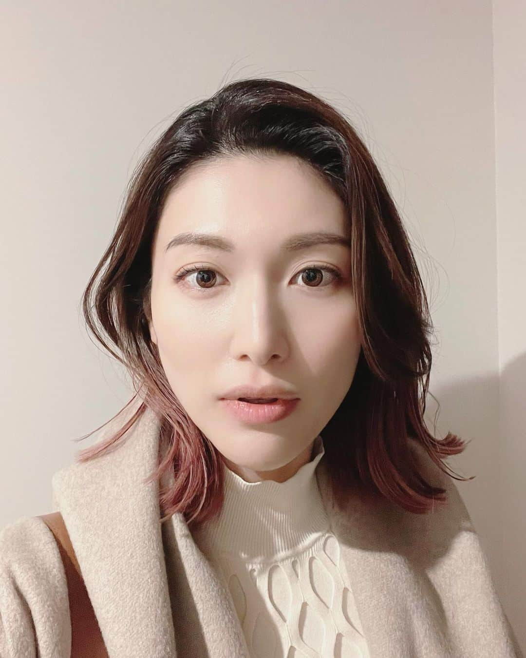 櫻井麻美のインスタグラム：「久しぶりに髪型を変えました💇‍♀️ 時短のために結べるギリギリの長さにしたら身軽になったよ🙌  この髪型にしてから、通りすがりの人に"I like your hair!"と言ってもらえるようになったりして😆 今まで知らない人にそんなことを言われたことがなかったので、髪型もひとつのコミュニケーションツールだなって改めて感じました🤩  #ヘアカット #髪型 #ボブ #ピンクヘア #グラデーションカラー  #バレイヤージュ #イメチェン #美容院」