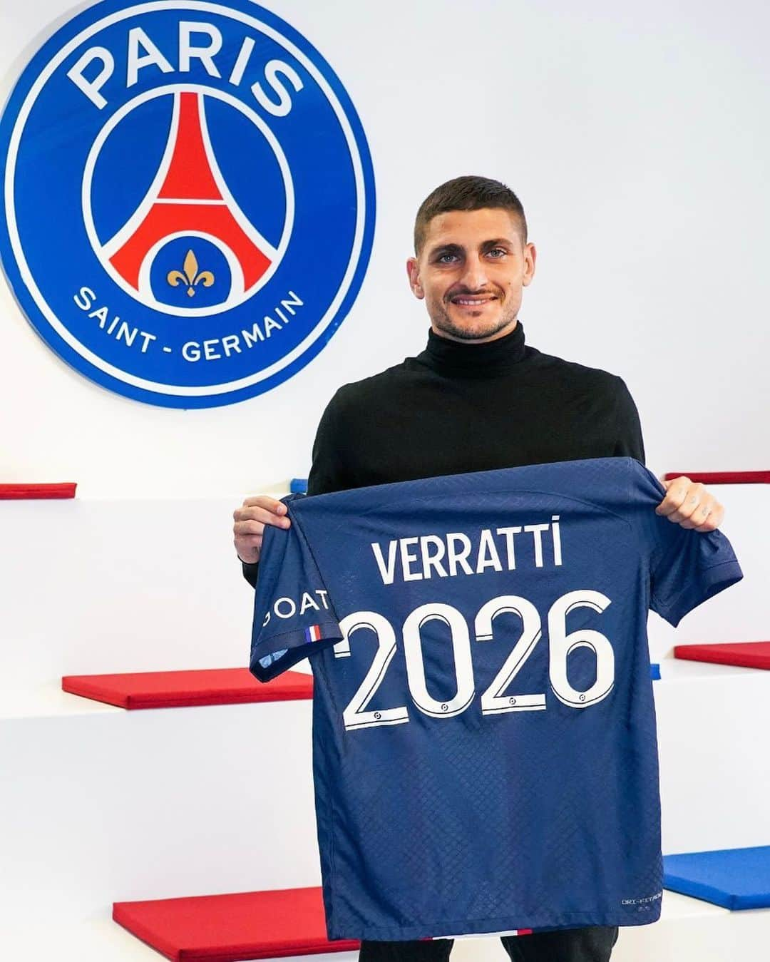 マルコ・ヴェッラッティのインスタグラム：「✍️❤️💙  Marco Verratti extends his contract until 2026 Marco Verratti prolonge son contrat jusqu'en 2026  #Verratti2026」