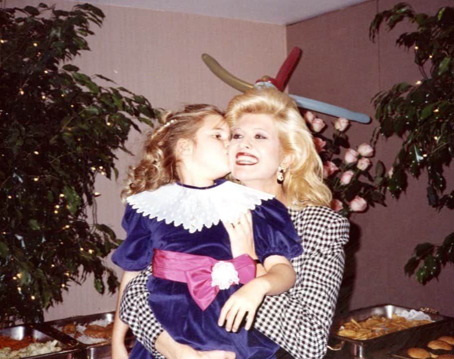 イヴァンカ・トランプのインスタグラム：「This is the first holiday season since the passing of my mother. It’s true: grief during the holidays can be harder than any other time of the year.   Learning to celebrate differently is a challenge. I am trying to be kind, patient and compassionate with myself and honor and make space for all of the emotions I am experiencing. New memories are being made, my children’s laughter is abundant, my 96-year-old grandma’s presence at our table brings us all joy, yet the void is undeniable. The loss of a parent is one of life’s very painful passages for which one is never fully prepared. It hits at the very core of your being. And it takes a good amount of time to emerge from how it dislocates you.   To all who have experienced the loss of a loved one this year, may hope sustain you, may good memories provide you comfort, may friends and family surround you, and may love give you strength 💫🌟💫」