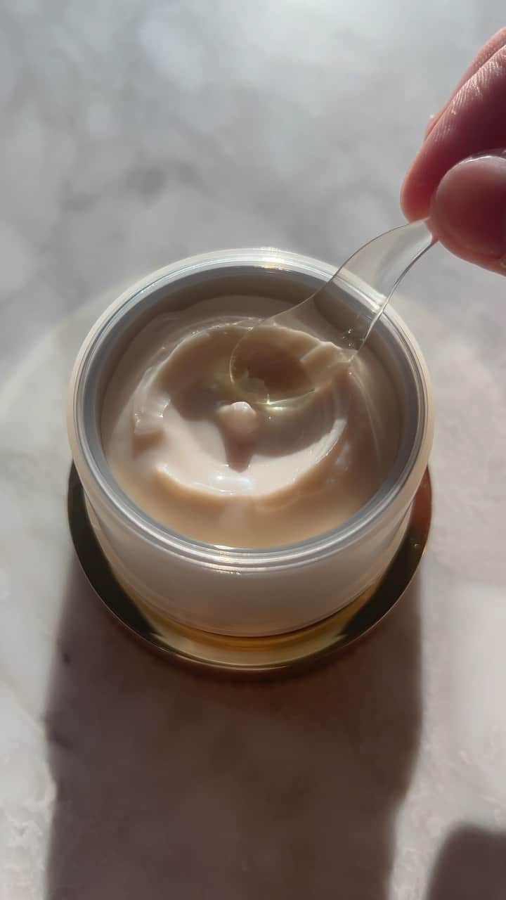 アモーレパシフィック USのインスタグラム：「Time Response Skin Reserve Cream is the perfect daily moisturizer for winter ✨  This luxurious cream has a balm-to-crème texture that melts in the skin, providing lasting nourishment and hydration with powerful anti-aging benefits.   Add this winter-time skincare essential to your collection by shopping the link in bio.   #AmorePacific #KoreanBeauty #winterskincare #antiagingskincare #skincare #kbeauty」