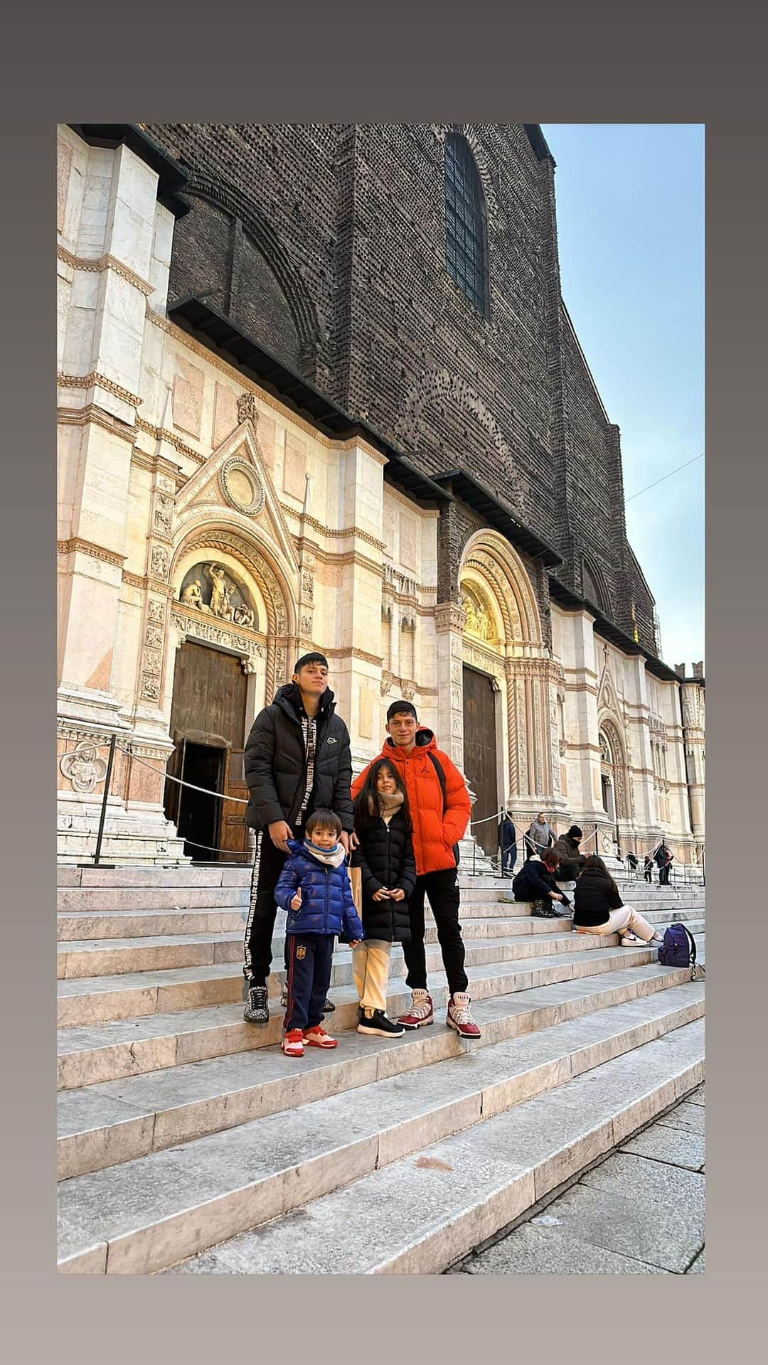 ガリー・メデルさんのインスタグラム写真 - (ガリー・メデルInstagram)「Al fin juntitos mis amores 🇮🇹❤️」12月29日 5時50分 - gary_medel17