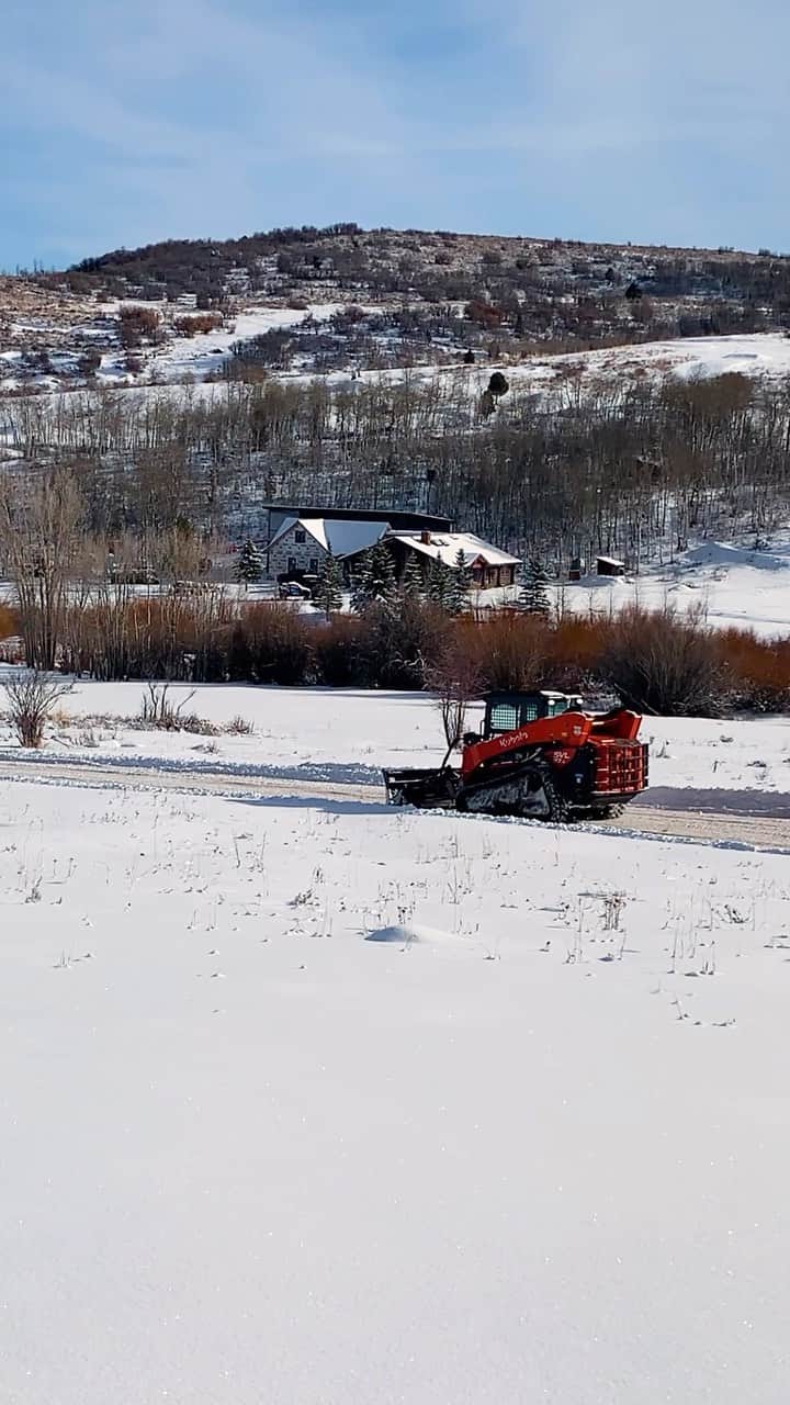 のインスタグラム：「Full winter wonderland at our ranch this season, so we have a lot of driveway and track prep going on thanks to our amazing equipment from @KubotaUSA. It’s great to have a race team partner that performs such an integral part in our daily functions of our ranch! #winterwonderlandequipment #KubotaCountry」