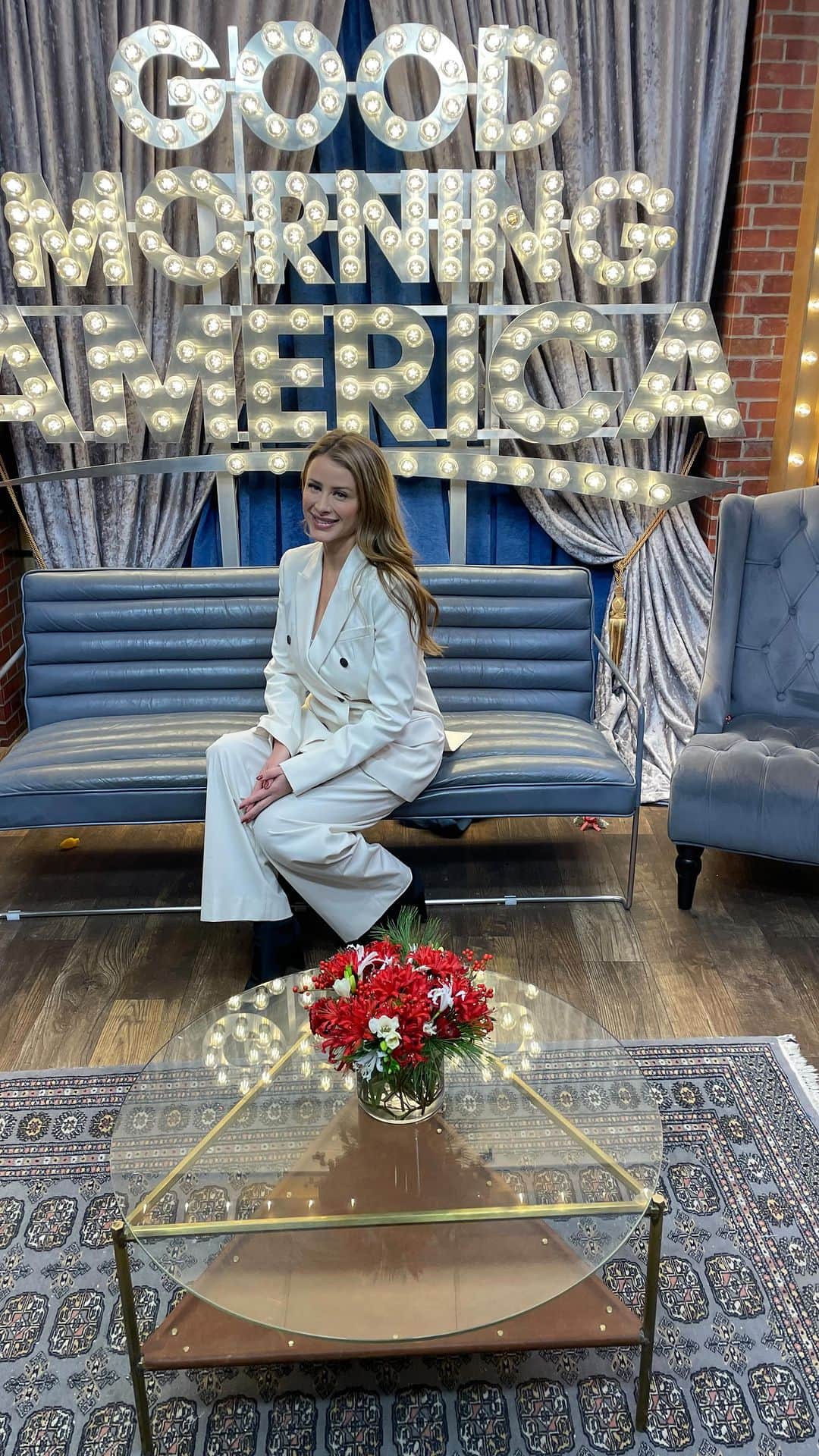 ロー・ボスワースのインスタグラム：「GRWM before @goodmorningamerica! Still on cloud 9 from yesterday🥹❤️ thank you all for the support! You can get your copy of Love Yourself Well at lovewellness.com, @target, @amazon, or any of your favorite book retailers!」