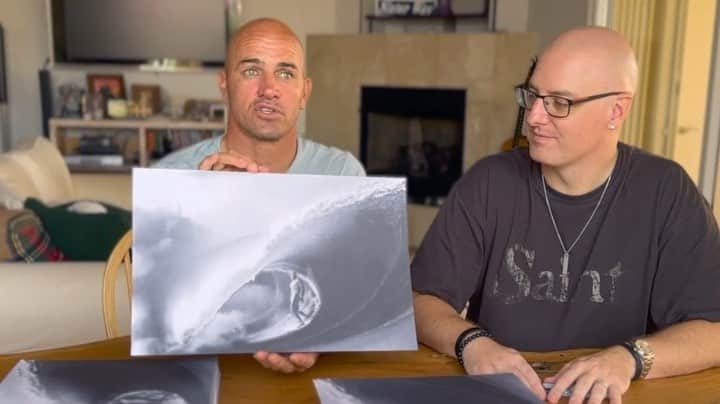 ケリー・スレーターのインスタグラム：「Listen to @kellyslater’s “behind the scenes” story about the wave in the drawing!! The original image was shot by the amazing @toddglaser!! Check out Todd’s page for more breathtaking shots!!  Kelly and I are only signing 200 prints!! 100% of proceeds will be donated to charity!! It’s not too late to get one at KeeganHall.com!! ✏️🏄‍♂️」