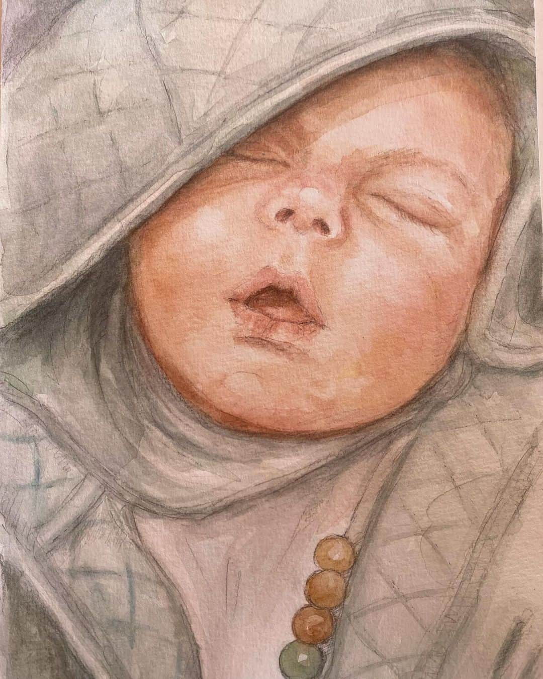 カロル・ブレッサヌッティのインスタグラム：「Splendido ritratto del mio bambino fatto dalla sua nonna @danybressa 🥰  I regali più preziosi ❤️  #portrait #ritratto #handmade #painting #watercolor #art #painter #grandma #danielabressanutti #grandson #mybaby #sleepingbaby」