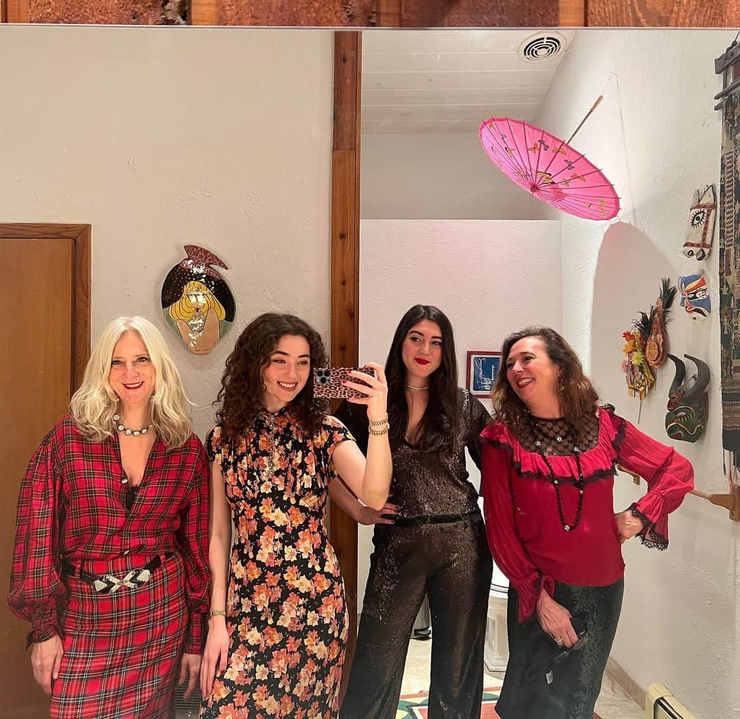 ナネットレポーさんのインスタグラム写真 - (ナネットレポーInstagram)「Holiday selfie with the girls. So happy we were able to have our family Christmas in Ohio this year🎄💃🎁」12月29日 7時40分 - nanettelepore