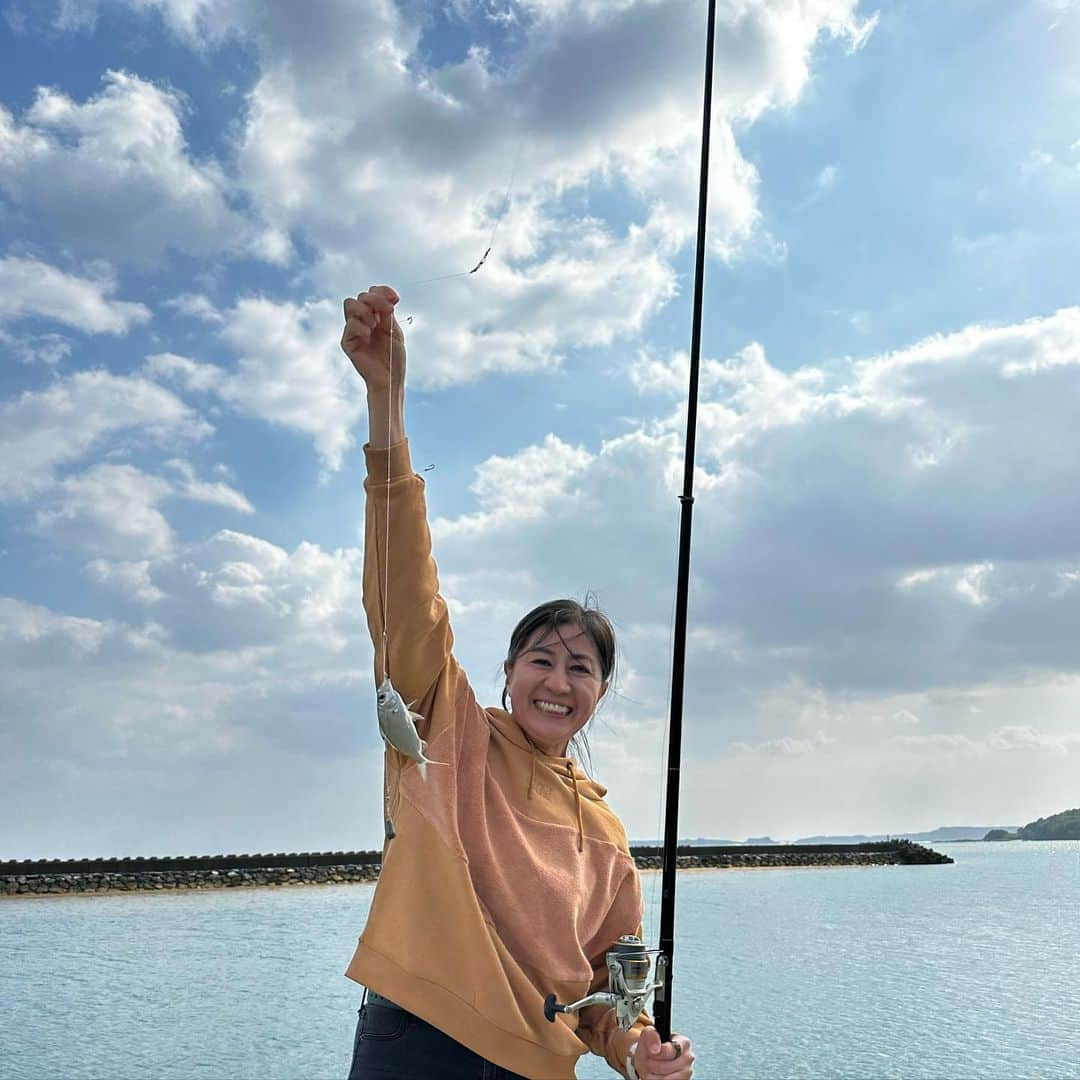 竹内智香さんのインスタグラム写真 - (竹内智香Instagram)「……….. 30代最後の誕生日を🎂 2022年締め括りの旅を✈️ リシャールミルファミリーと過ごし 最っ高に 素晴らし時間となりました🥹 . 39歳。 10代、20代、30代の頃に 思い描いていた39歳、40歳間近と 実際の39歳は大きく異なります。 . 人生100年。 長いようで、されど100年。 一度きりの人生だから どんな風に生きれば 人生100年を満喫できるのかを 日々、考えています。 . 第二の競技人生を歩み始めてから 競技に対するスタンス、 日常生活における私自身の立ち位置も そしてアスリートとして日々感じる 年齢による体の感覚、衰え、退化は 間違いなく感じています。 . アスリートとしては 日々厳しくなっていくコンディションではありますが それでも 長く競技を続けられるのは 時代と共に医科学が進化し 日々の努力( @rbody_official )で 補えることができるからです。 . 何歳になっても 素晴らしい仲間と過ごし たくさんの人たちに支えられ “今日"やりたい事を”できる” そんな日々を過ごせる環境にあることに 心から感謝して これからも素晴らしい日々を 積み重ねていきたいと思います。 . 沢山のお祝いメッセージ そして いつもSNSを通じて "いいね👍"やコメントを下さる皆様 サポートして下さる皆様に 心から感謝です🙏 ありがとうございます🙇🏻 . @hiroshima_gas @able.sports  @able826_official @higashikawa.insta  #竹村コーポレーション #広島電鉄 #フジキカイ #RICHARDMILLE @richardmille  @nishikawa_co.ltd #MIJ @nisekovillage @wattbike @pictureorganicclothing  @picture_ogc_japan #ACTGEAR @mazda_jp @underarmourjp @bmz_inc @girosnow_japan  @fullmarks_official @globalwifi_official @swixsportjapan @rbody.project @blackpearl_snowboardjp @and_tomoka @yukomanso @snowboardalpineteam  @fissnowboard @saj.snowjapan  #生涯現役　#人生　#生き方　#人生の選択肢　#スノーボード　#スノーボードアルペン」12月29日 7時40分 - tomoka_takeuchi