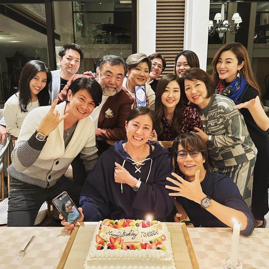 竹内智香さんのインスタグラム写真 - (竹内智香Instagram)「……….. 30代最後の誕生日を🎂 2022年締め括りの旅を✈️ リシャールミルファミリーと過ごし 最っ高に 素晴らし時間となりました🥹 . 39歳。 10代、20代、30代の頃に 思い描いていた39歳、40歳間近と 実際の39歳は大きく異なります。 . 人生100年。 長いようで、されど100年。 一度きりの人生だから どんな風に生きれば 人生100年を満喫できるのかを 日々、考えています。 . 第二の競技人生を歩み始めてから 競技に対するスタンス、 日常生活における私自身の立ち位置も そしてアスリートとして日々感じる 年齢による体の感覚、衰え、退化は 間違いなく感じています。 . アスリートとしては 日々厳しくなっていくコンディションではありますが それでも 長く競技を続けられるのは 時代と共に医科学が進化し 日々の努力( @rbody_official )で 補えることができるからです。 . 何歳になっても 素晴らしい仲間と過ごし たくさんの人たちに支えられ “今日"やりたい事を”できる” そんな日々を過ごせる環境にあることに 心から感謝して これからも素晴らしい日々を 積み重ねていきたいと思います。 . 沢山のお祝いメッセージ そして いつもSNSを通じて "いいね👍"やコメントを下さる皆様 サポートして下さる皆様に 心から感謝です🙏 ありがとうございます🙇🏻 . @hiroshima_gas @able.sports  @able826_official @higashikawa.insta  #竹村コーポレーション #広島電鉄 #フジキカイ #RICHARDMILLE @richardmille  @nishikawa_co.ltd #MIJ @nisekovillage @wattbike @pictureorganicclothing  @picture_ogc_japan #ACTGEAR @mazda_jp @underarmourjp @bmz_inc @girosnow_japan  @fullmarks_official @globalwifi_official @swixsportjapan @rbody.project @blackpearl_snowboardjp @and_tomoka @yukomanso @snowboardalpineteam  @fissnowboard @saj.snowjapan  #生涯現役　#人生　#生き方　#人生の選択肢　#スノーボード　#スノーボードアルペン」12月29日 7時40分 - tomoka_takeuchi