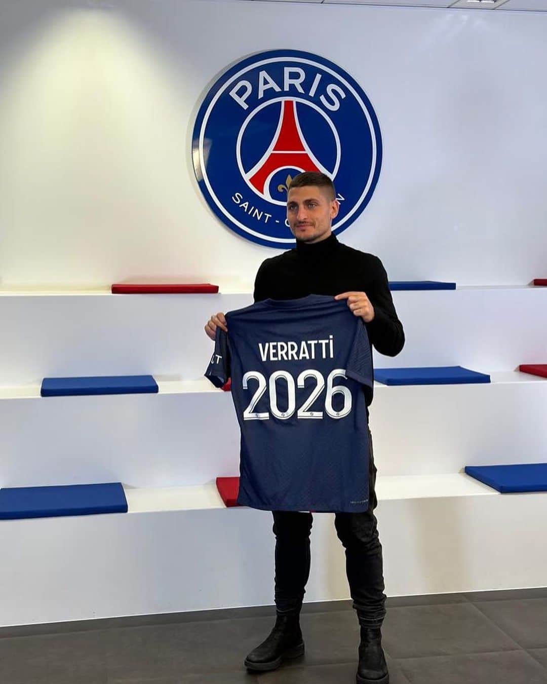 マルコ・ヴェッラッティのインスタグラム：「Très heureux de continuer cette incroyable aventure ensemble 🔴🔵 @psg」