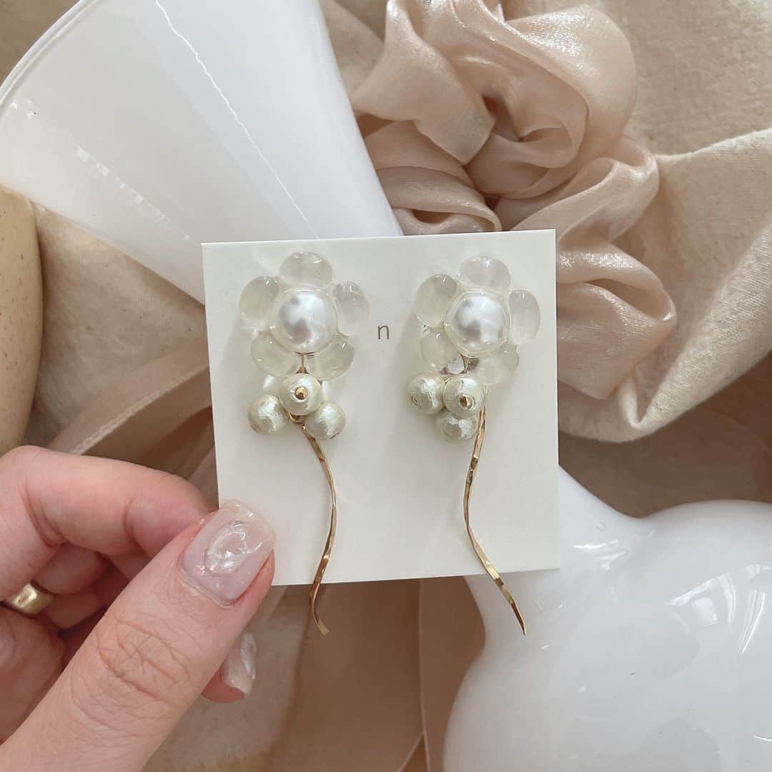 MERY ITEMのインスタグラム：「【recommend item】⁣ ＜ nanan × MERY shop ＞⁣ ⁣ “ 【nanan】追いかけ pearl flower “⁣ ⁣ パール×フラワーのクリアイヤリングが登場。⁣ 見惚れてしまう揺れ感が魅力的です🕊⁣ オフィスコーデにもオススメです◎⁣ ⁣ ¥2,640→¥1,848⁣ （ただいま特別価格にて発売中♡）⁣ ⁣ 💡このアイテムが気に入った方は、 6枚目以降のオススメアイテムもあわせてチェックしてみてください♡」
