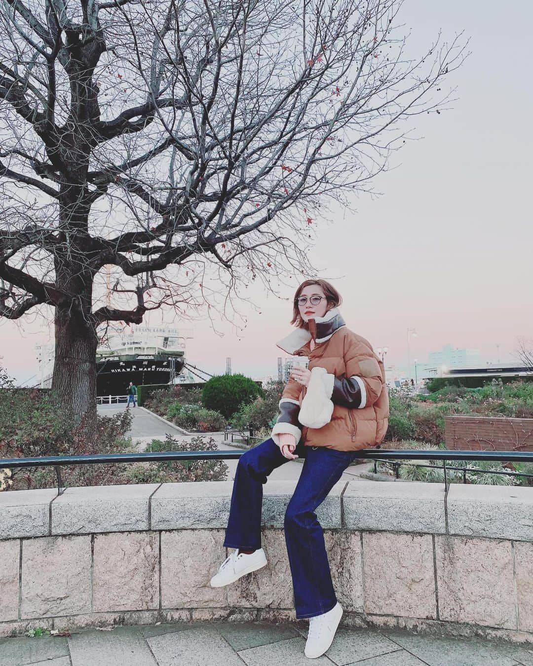 真鈴さんのインスタグラム写真 - (真鈴Instagram)「横浜散策。  #billys #stansmith #richblue #ダウン#スニーカー #デニムコーデ」12月29日 8時42分 - morrymarin