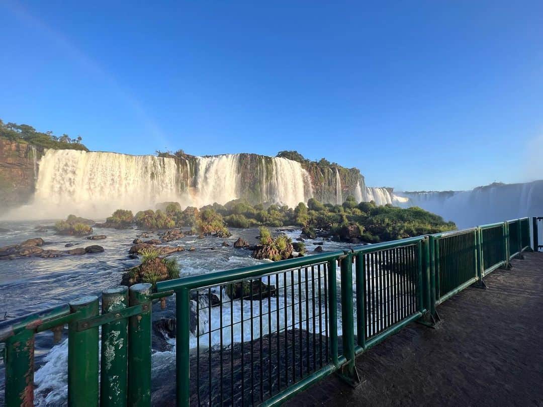 FUKAMIさんのインスタグラム写真 - (FUKAMIInstagram)「São Pauloの後はIguaçúへ。  世界三大瀑布と言われてる世界遺産でもあるIguaçúの滝は、地球の大きさを感じるすごい景色でした❤️ 滝に面した国立公園内のホテルは外見完璧！お部屋に過度な期待は要注意でしたよ❤️😂 でも素晴らしい体験だった！YouTube楽しみにしててね^_^ @belmondhoteldascataratas」12月29日 20時06分 - stylist_fukami