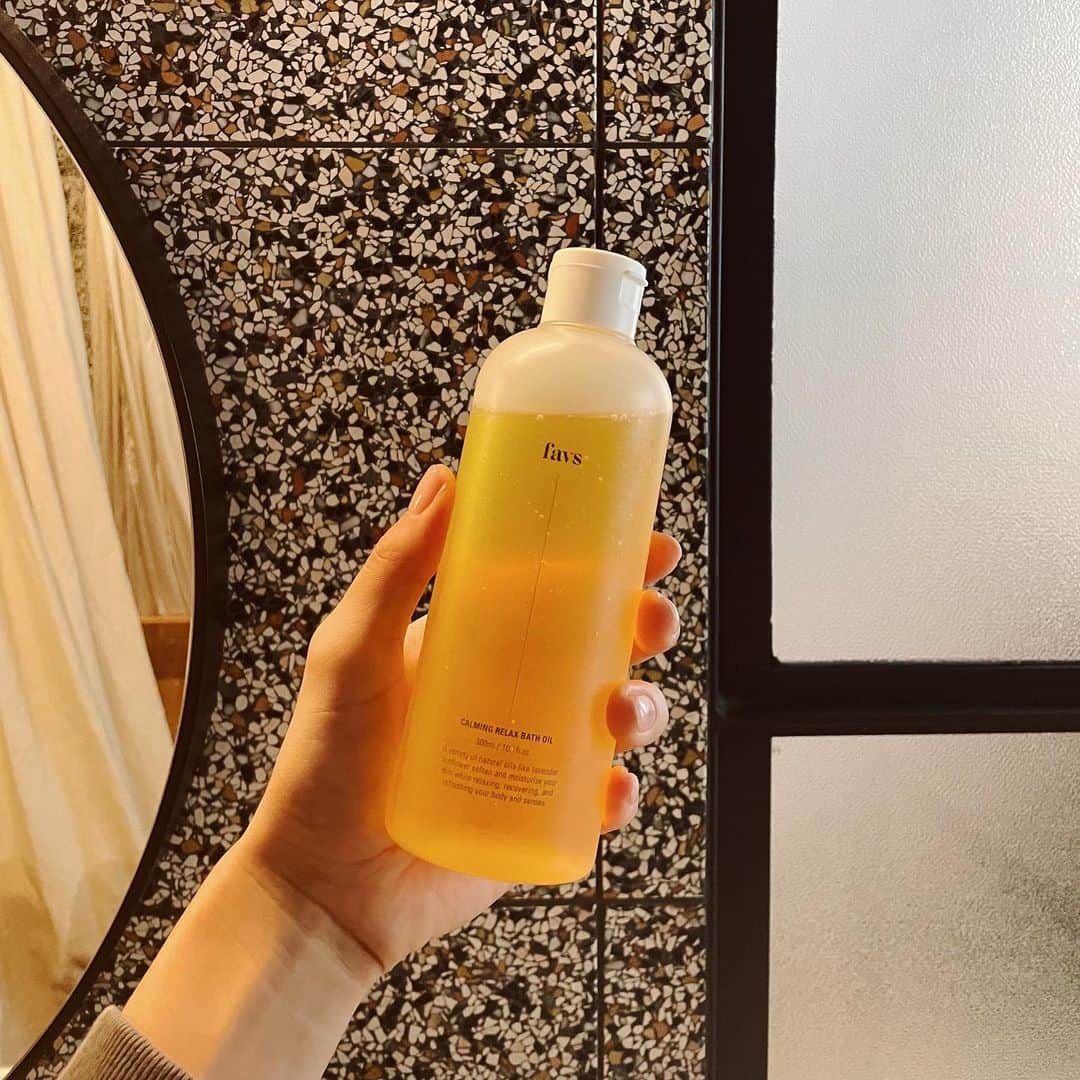 わちみなみのインスタグラム：「ここ最近で1番お気に入りのインバスケアグッズ🥹  お風呂後ではなく、 入浴中に使うボディオイル 本当によくって😢  まったりした質感で、肌になじませるとじんわり温かくなるの！ 身体に塗布してマッサージして、そのまま流さずにお風呂に入ると自然とオイルがとれていって、しっとりしたお肌に…✨  ラベンダーやオレンジの精油の香りですっごく息が深くなるのでゆったりとお風呂時間を楽しめます。  これは本当に良い🥹✨ 大好きなものができて嬉しい！  ボディケア、お風呂シリーズ最近更新していなかったので 久々になっちゃった  #favs #インバスケア #お風呂美容　#お風呂　#ボディケア」