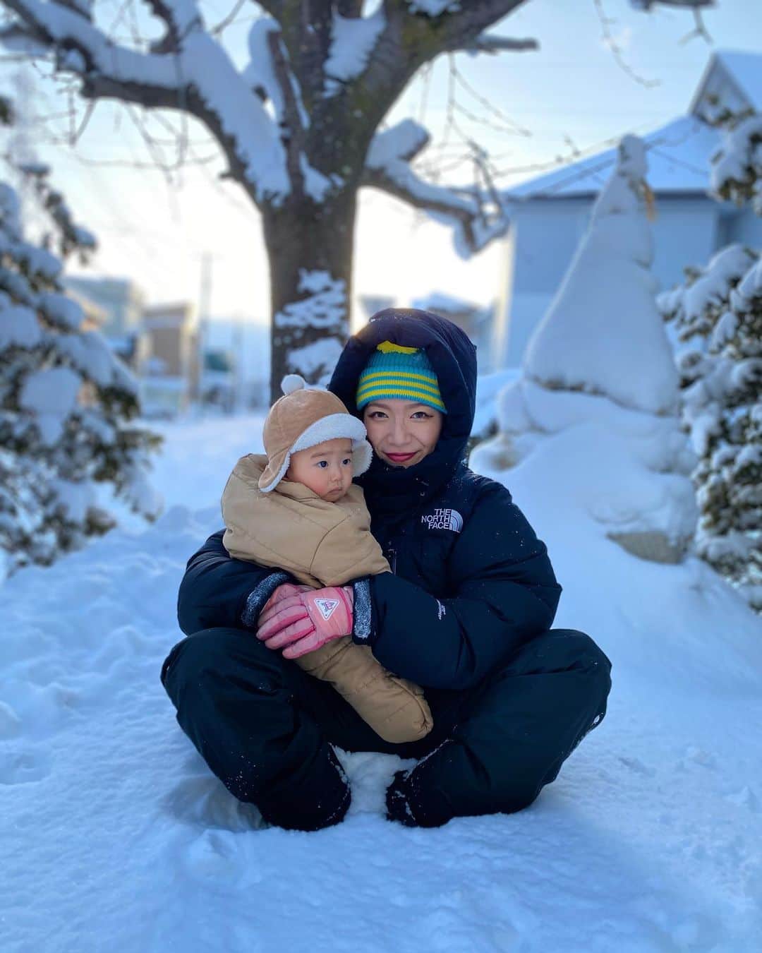 YOGOARISAのインスタグラム：「初めての冬の北海道✈️❤️‍🔥 真っ白な世界可愛いかった☃️❄️ ・ ・ ・ 今年もう終わり？！あと2日は早すぎ  #北海道 #まっしろ #雪だるま」