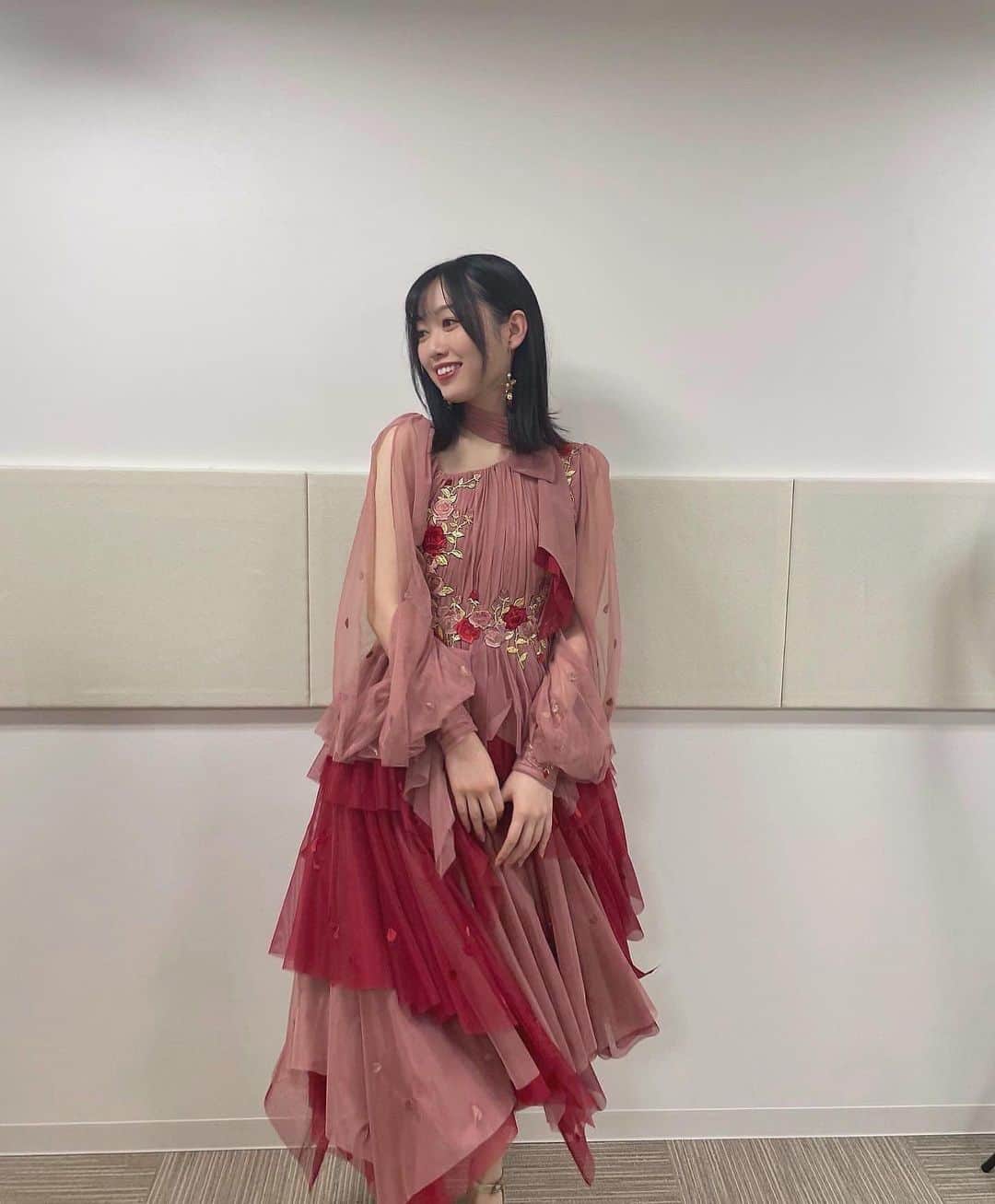 のインスタグラム：「実は衣装のデザインできるようになりたくて最近勉強始めました🎨👗👘 どんな衣装が見たいですか？  #昔から紙に服のデザインを描くのは好きでしたが #ちょっと本格的にタブレットに描き始めました #いつか携われますように #💫  #衣装 #ドレス #デザイン #衣装デザイン  #乃木坂46」