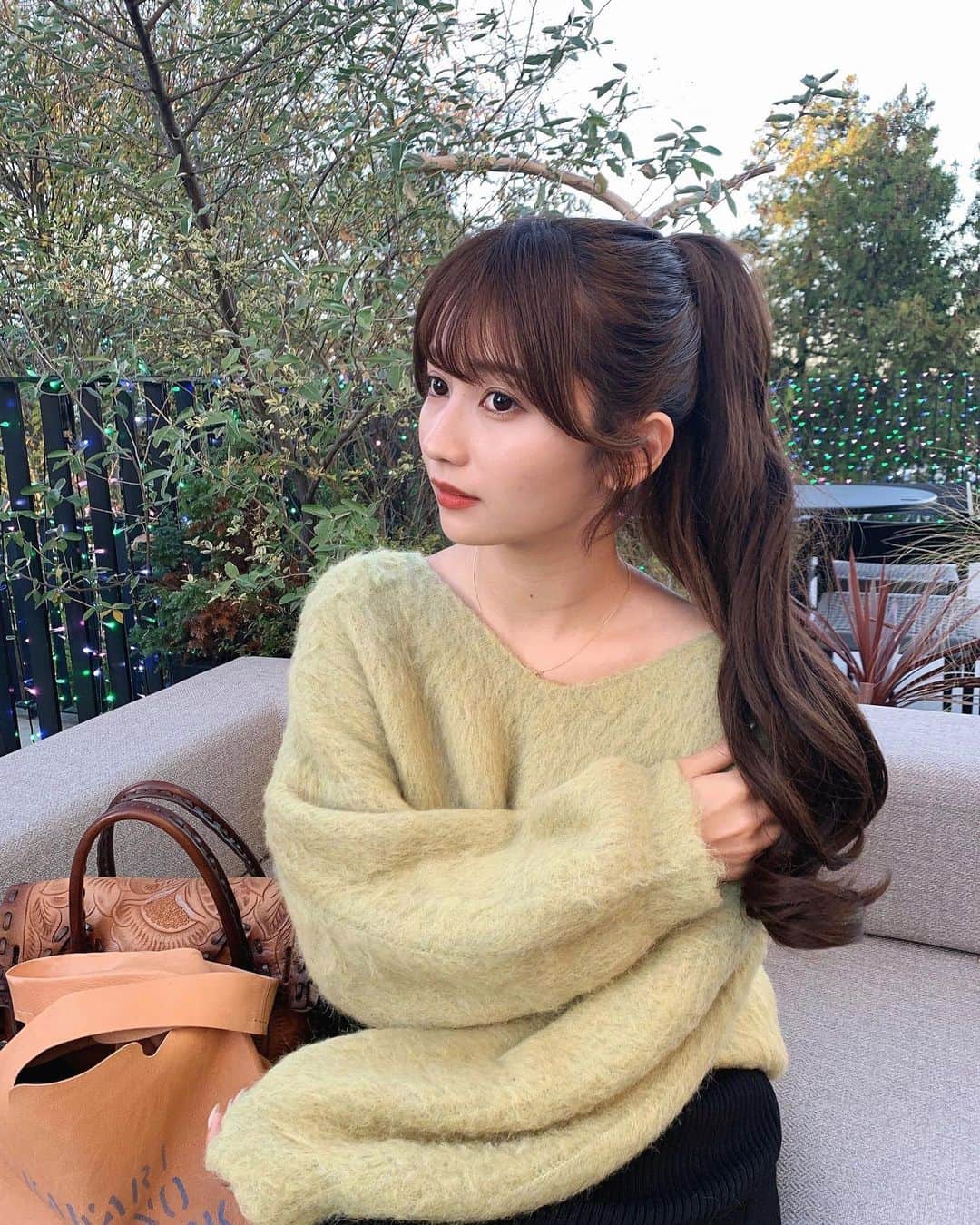 細沼紗花のインスタグラム：「.  お気に入り沢山あるから載せちゃう🐱♡  今年もあと少しですね🐯 年女でもあった2022年は、人生で1番濃くて濃くて 本当に充実してた1年だったなぁ🥰💭  . #ポニーテール#ポニーテールアレンジ #ロングヘア#ロングヘアアレンジ #ニット#ニットコーデ」
