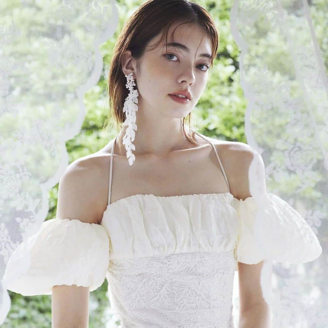 MERY HAIRさんのインスタグラム写真 - (MERY HAIRInstagram)「他のブライダルアイテムはこちら→ @mery.wedding_official⁣ ⁣ ⁣ 【a. by clochette】pure lace shower⁣ こだわりのレースを贅沢に使用した、清楚だけどこなれ感のあるピアス／イヤリング。 ヒトクセあるシルエットの、特別な日にはもちろんカジュアルな、ファッションにもプラスしたくなる、周りと差がつく個性派アクセです。 レースは取り外し可能なので、ワイヤーパールとイヤーカフを自由なバランスでも楽しめます。⁣ ⁣ ⁣ --⁣⁣⁣⁣⁣⁣⁣⁣ #MERYshop #ハンドメイドアクセサリー #ウェディングアクセサリー #ブライダルアクセサリー⁣⁣⁣⁣⁣⁣⁣ #アクセサリー #ピアス #イヤリング⁣ --⁣⁣⁣⁣⁣⁣⁣⁣ #プレ花嫁さんと繋がりたい #プレ花嫁 #花嫁 #2022夏婚プレ花嫁 #2022秋婚プレ花嫁 #結婚式準備 #花嫁準備中 #結婚式 #前撮り #後撮り #フォトウェディング #ウェディングフォト」12月29日 19時02分 - mery.wedding_official