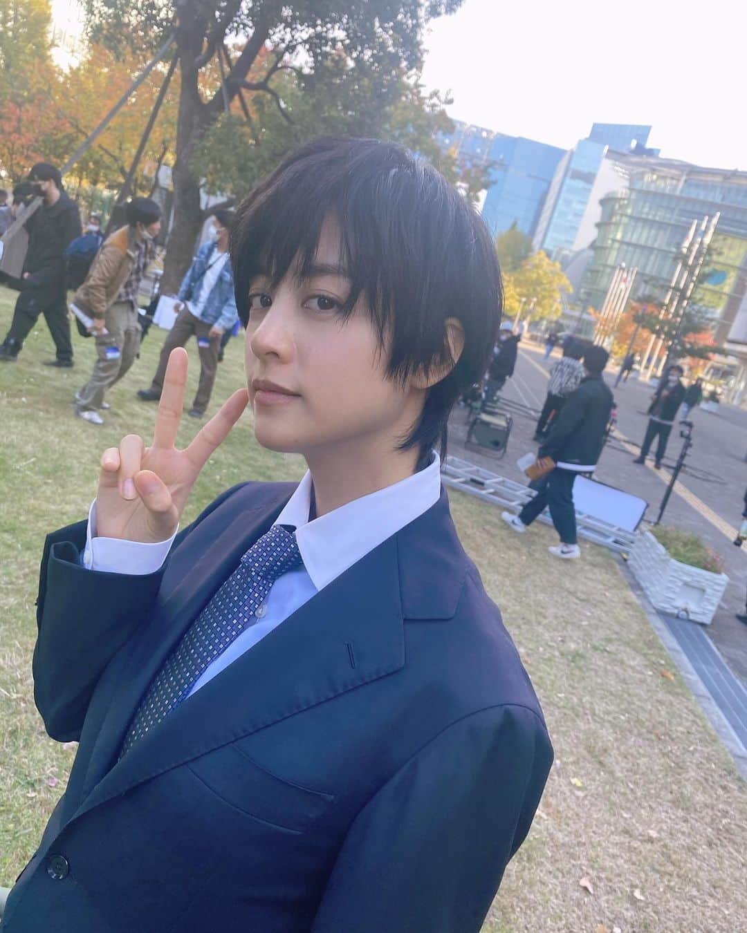 のインスタグラム：「☾‪𓂃 𓈒𓏸  皆さん、仕事は納めましたか？  松井証券さんのCMにて。 久しぶりの男装美月。  スーツは良いですね。   #松井証券   #投資をまじめにおもしろく」