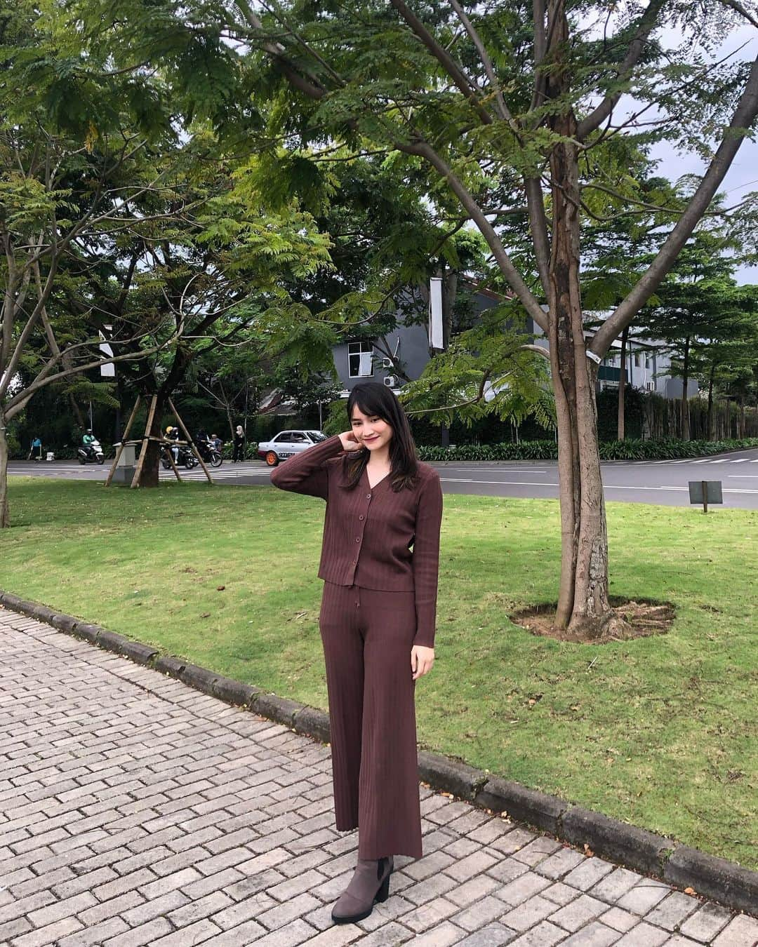 フリスカ・アナスタシア・ラクサニのインスタグラム：「Merasa harus foto karena suka banget outfit hari ini. Wearing my fav color, a gift from my girl @ferrenkhosasi gemes bgt gak sih ❤️🤩」