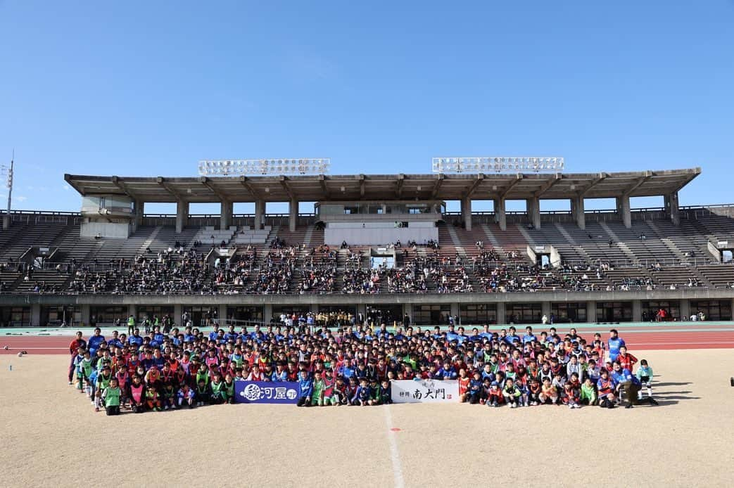 大久保択生のインスタグラム：「「第5回駿河屋サッカー教室」  １２月２８日は第5回駿河屋サッカー教室に参加してきました。 日本や清水を代表するレジェンドの方々とやるサッカーは最高でした！久々の勝ちロコも最高！ また呼んでもらえるように頑張ります！  #第5回駿河屋サッカー教室 #駿河屋 #南大門 #サッカー教室 #レジェンド #勝ちロコ #大久保択生」