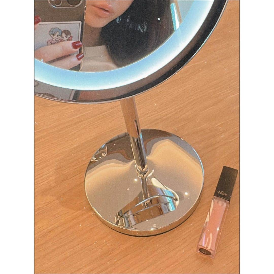 のインスタグラム：「12月1日に発売されたヴィセのエッセンス リッププランパー🌹  口紅の下地やグロスとしても使える美容成分入りで、ヒアルロン酸とスクワランが配合されているので、ツヤとぽってりした質感を演出してくれる上に潤いも足してくれます💋🫶🏻✨  濃密なグロスがぴたっと密着して唇の縦じわも目立たなくしてくれるし、ほどよい刺激感で塗り心地も良い優秀アイテム💘💘💘  私は最近これを毎日使っているのでみんなも試してみてね🦄🌷✨  #Visee #リッププランパー #リップ」