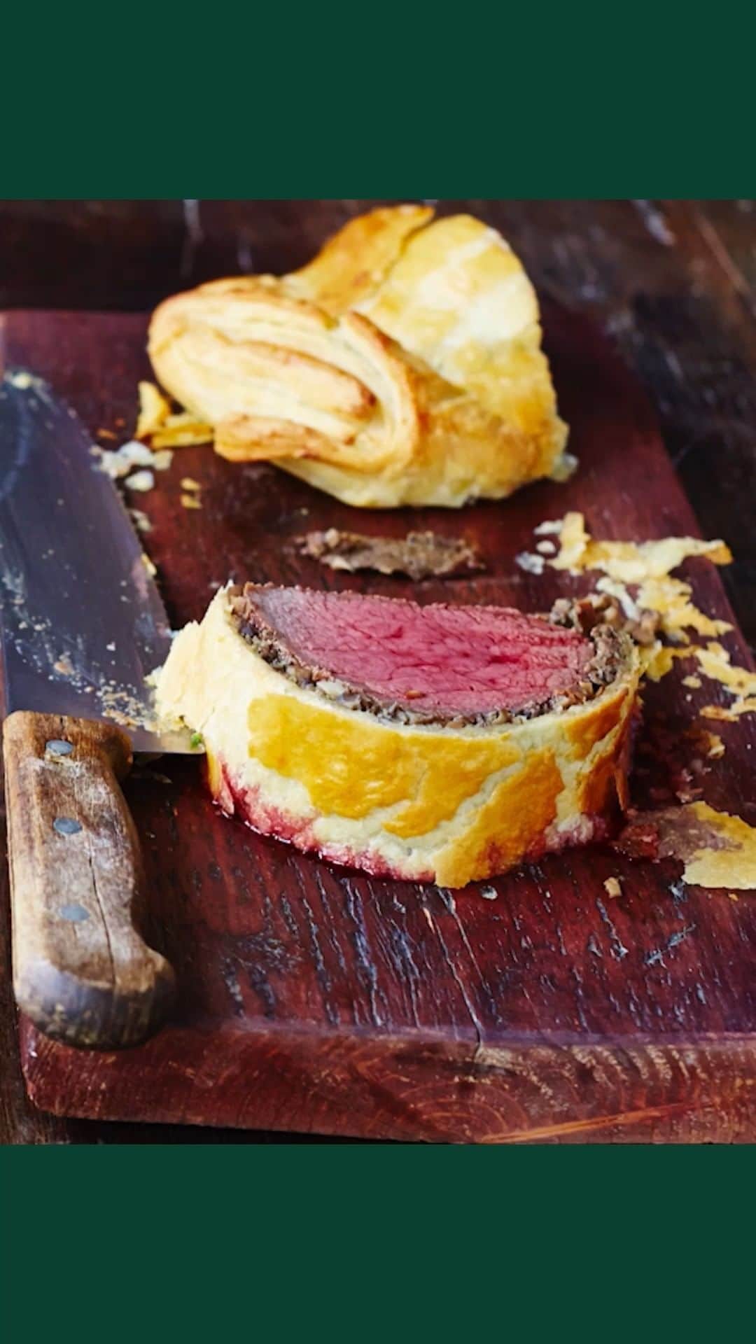 のインスタグラム：「Looking for something special to cook up for #NewYearsEve? Well it doesn't get much better than a Beef Wellington does it! A dish that just hits the spot on so many levels, you can also prep ahead with this one. And if you love a welly but are looking for something a bit more #budgetfriendly I have a recipe for using turkey breast instead on my website. Links to both recipes are in my bio. What will you be cooking up to welcome in the new year??  #NewYearRecipes #BeefWellington」