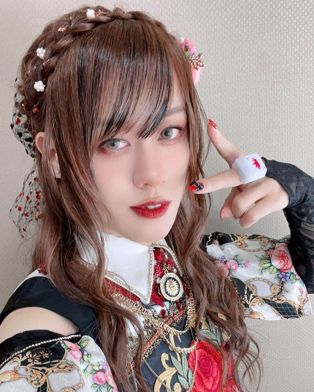 奏音69のインスタグラム：「ワンダーツアー東京公演、昼夜ありがとうございました！  たくさんの人達の前で、ずっと観せたかった物語を披露できて本当に良かった。今日は絶対に思い出に残る日だ。  るすさん、Voとしての怒涛の公演ラッシュを乗りこなしてすごいなと思いました。 あとは年明けの2公演、気を抜かずに頑張りましょう。  まだ写真公開してない衣装もあるので撮りたい。しかし当日ってリハとかメイクとかで忙しくて全然自撮りする時間がない。  #RoyalScandal #ロイスキャ」