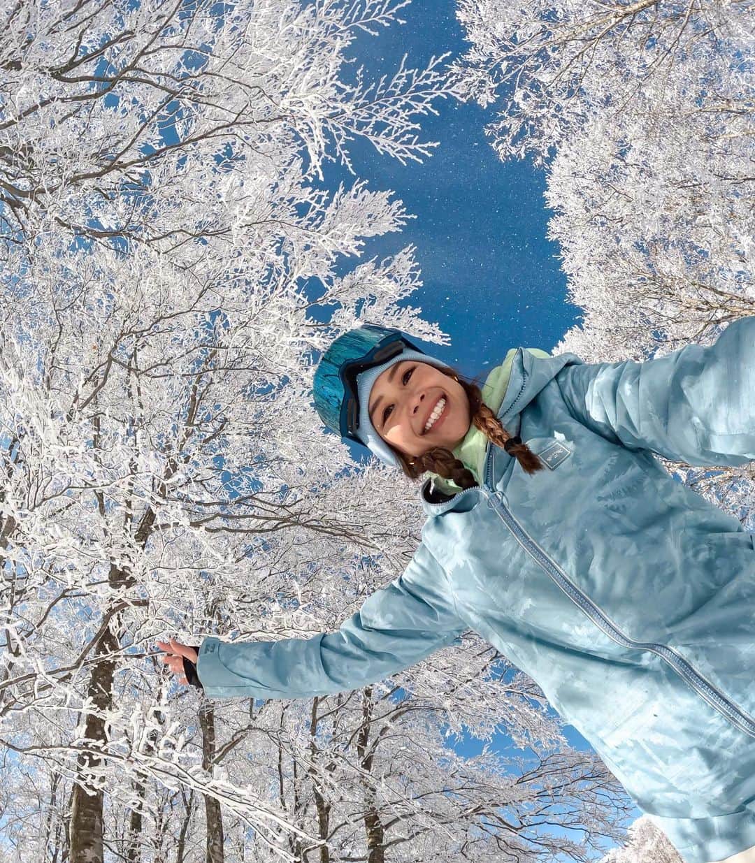harunaのインスタグラム：「アルツ磐梯で遊び尽くした３日間のGoProスノートリップ❄️ 今年はお天気もばっちりで大好きなフローズンコースでこんなに素敵な写真が撮れました🥹🤍 Hero11ほんっとにキレイに撮れる！ 7:8の画角で撮れるようになったおかげでセルフィーの時に今までより背景が広く映るのが嬉しい✨ 2022年最後に楽しい思い出をありがとうっ❄️❄️ @goprojp  #goprosnow2023 #snowboard #ski #gopro #アルツ磐梯 #スノーボード」