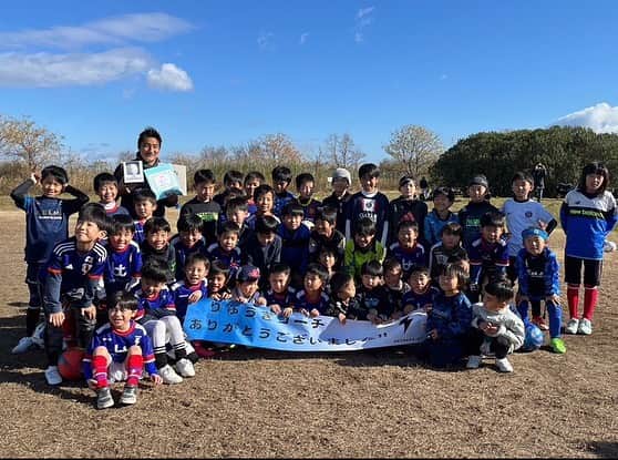 小澤竜己さんのインスタグラム写真 - (小澤竜己Instagram)「短い期間ではありましたが、話し合いの末、今年いっぱいで4月に立ち上げた奥坂FCを退任する事になりました。  立ち上げたばかりのクラブなのに約60名の子供達が集まってくれ、毎回目を輝かせながらコーチの話しを聞いてくれました。  子供達が少しずつサッカーに対して本気になってくる姿、好き嫌いが多過ぎて大泣きしながらご飯食べさせた合宿、練習が締まらないから一緒に走った罰走。。。 色んな濃い思い出が残っています。  たった8ヶ月でしたけど、このクラブ、子供達に関われて幸せな期間でした。  クラブも後任が決まり、チーム名も変わって生まれ変わってくれるでしょう。  僕もまた就職活動になりますが、本気になれる場所を探していきます！」12月29日 19時23分 - ryuki880206
