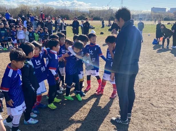 小澤竜己さんのインスタグラム写真 - (小澤竜己Instagram)「短い期間ではありましたが、話し合いの末、今年いっぱいで4月に立ち上げた奥坂FCを退任する事になりました。  立ち上げたばかりのクラブなのに約60名の子供達が集まってくれ、毎回目を輝かせながらコーチの話しを聞いてくれました。  子供達が少しずつサッカーに対して本気になってくる姿、好き嫌いが多過ぎて大泣きしながらご飯食べさせた合宿、練習が締まらないから一緒に走った罰走。。。 色んな濃い思い出が残っています。  たった8ヶ月でしたけど、このクラブ、子供達に関われて幸せな期間でした。  クラブも後任が決まり、チーム名も変わって生まれ変わってくれるでしょう。  僕もまた就職活動になりますが、本気になれる場所を探していきます！」12月29日 19時23分 - ryuki880206