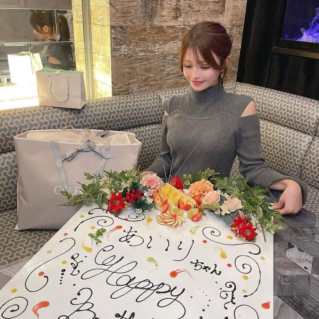 のインスタグラム：「．  今月は誕生日会たくさんしてもらって幸せだったな🎂♡  みんな忙しいのに時間作ってくれてありがとう〜 優しさに触れて胸がいっぱい🥹🥹💐  12月は昔からさみしい気持ちになることが多くて 1番苦手な月だったけど、一年の終わりに愛をたくさんもらえるいい月だなーと最近は思えるようになりました💭  与えてもらうばっかじゃなくて 自分がしてもらって嬉しいことを 周りにも沢山返していきたいなーと思います🌈」