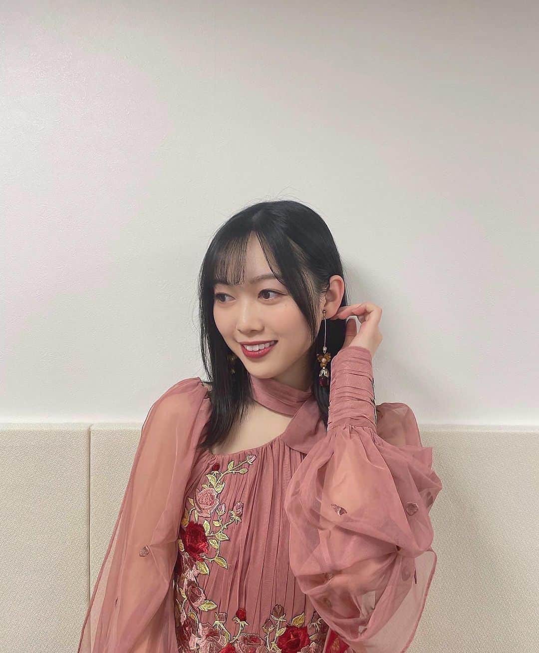 のインスタグラム：「アクセサリーも好きです🫧 これはバラがモチーフで素敵🌹  #たまには #文字少なめ  #乃木坂46」