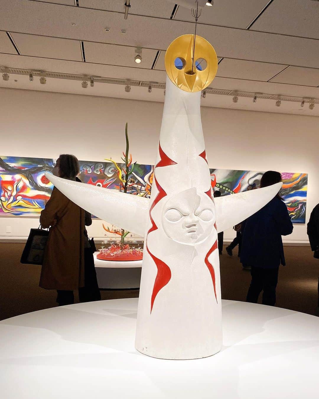 鎌田梢のインスタグラム：「絶対行かなきゃと思っていた、岡本太郎展！いるだけでエネルギー充填される、パワーに溢れる空間だった。生きてるってこういうことだなと思う、体調万全にならない今日この頃。 #岡本太郎展 #東京都美術館」