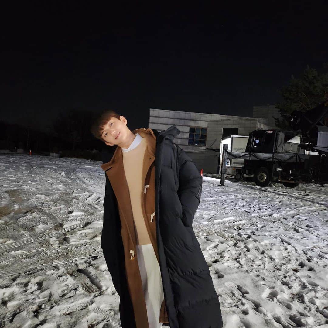 キム・ヒチャンのインスタグラム：「잠깐동안 오랫만의 검은머리👦🏻 감기조심!! 너무 추우니까 따듯하게 입으세요🤶🏻🤶🏻」