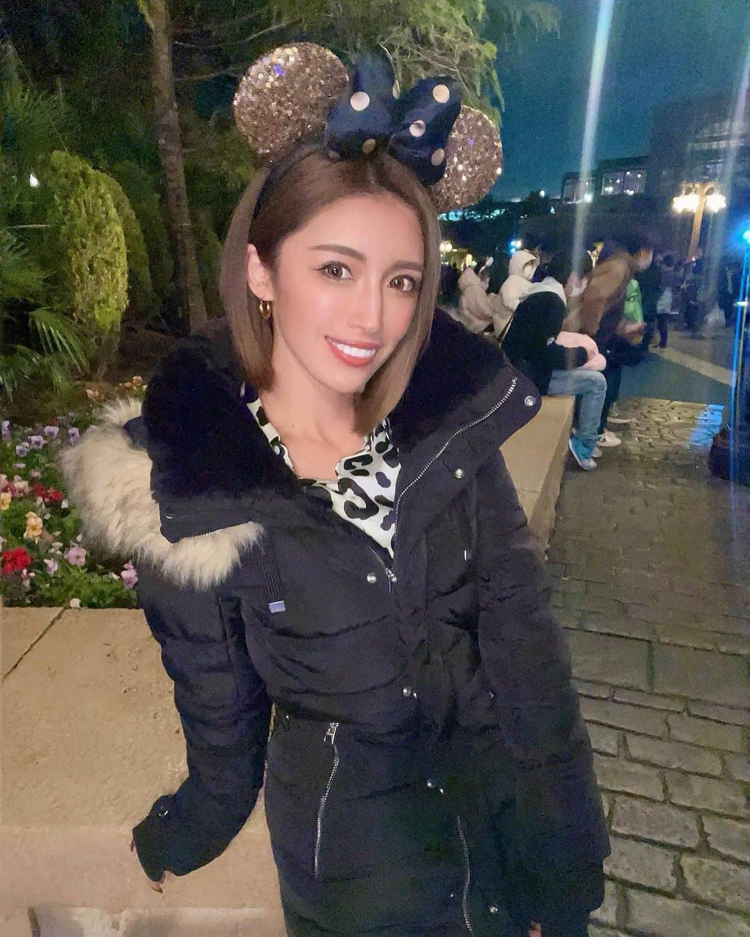 MIWAのインスタグラム：「Disney sea 🖤 ㅤㅤㅤㅤㅤㅤㅤㅤㅤㅤㅤㅤㅤㅤㅤㅤㅤㅤㅤㅤㅤㅤㅤㅤㅤㅤ  過去picだけれど思い出に🎄⌖˚ 今年最後に行けてよかった☺︎🪅 ㅤㅤㅤㅤㅤㅤㅤㅤㅤㅤㅤㅤㅤㅤㅤㅤㅤㅤㅤㅤㅤㅤㅤㅤㅤㅤ 今週に来年迎えるって早い🥲 ㅤㅤㅤㅤㅤㅤㅤㅤㅤㅤㅤㅤㅤ ㅤㅤㅤㅤㅤㅤㅤㅤㅤㅤㅤㅤㅤ #ディズニーシー#クリスマスディズニー #クリスマスシーズン#ディズニーカチューシャ #夢の国#disney#disneysea」