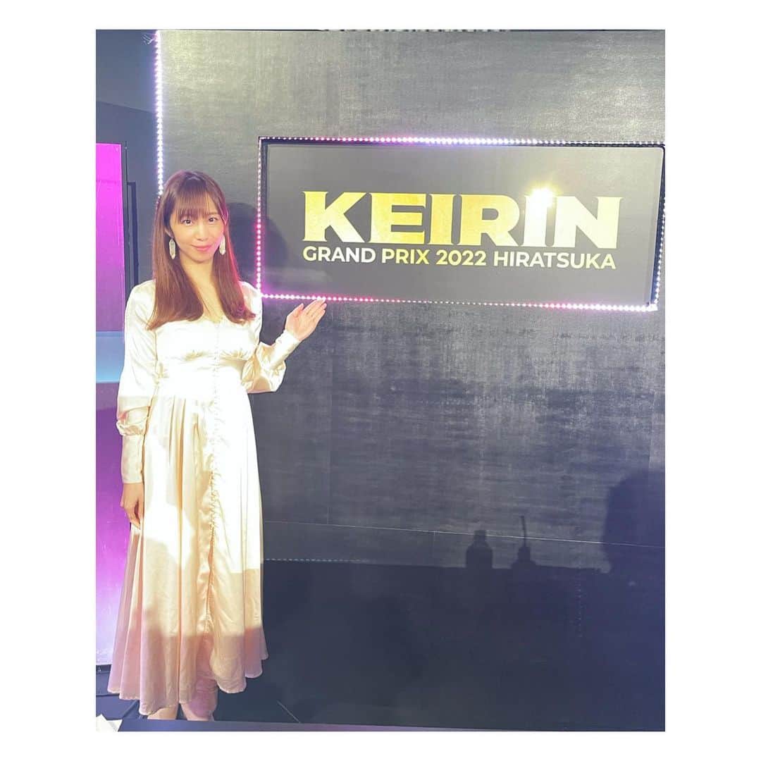 塩地美澄のインスタグラム：「【最近ポーズが💁‍♀️←こればかりになってる】 生放送「KEIRINグランプリ2022」を ご視聴いただいた皆様ありがとうございました!  明日は優勝賞金1億2380万円を手にする 競輪界No. 1選手が決定するビッグレースが行われます🔥  あさ10時〜生放送のABEMAの番組に生出演! 選手の方へのインタビュー映像も お楽しみに!  ✅12/30 ABEMA 10時〜生放送  ✅12/20 DVD『美人教師の1日』発売 ※お渡し会は1/29（日）12時〜@秋葉原  ✅写真集『瞬間（とき）』発売中  ✅2023年カレンダー 発売中 #塩地美澄」